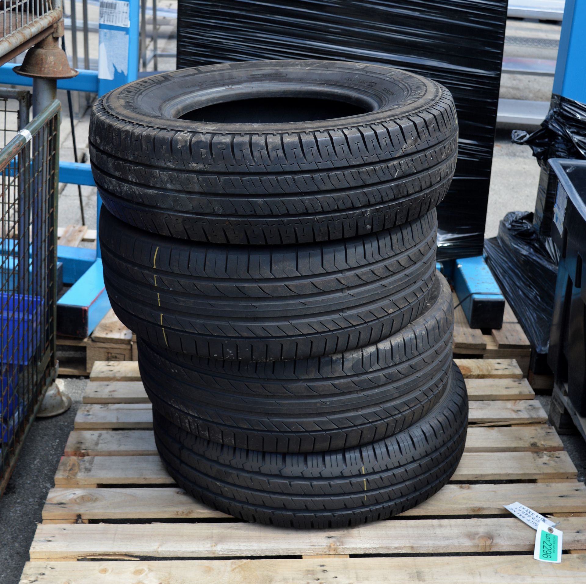 4x Vehicle tyres