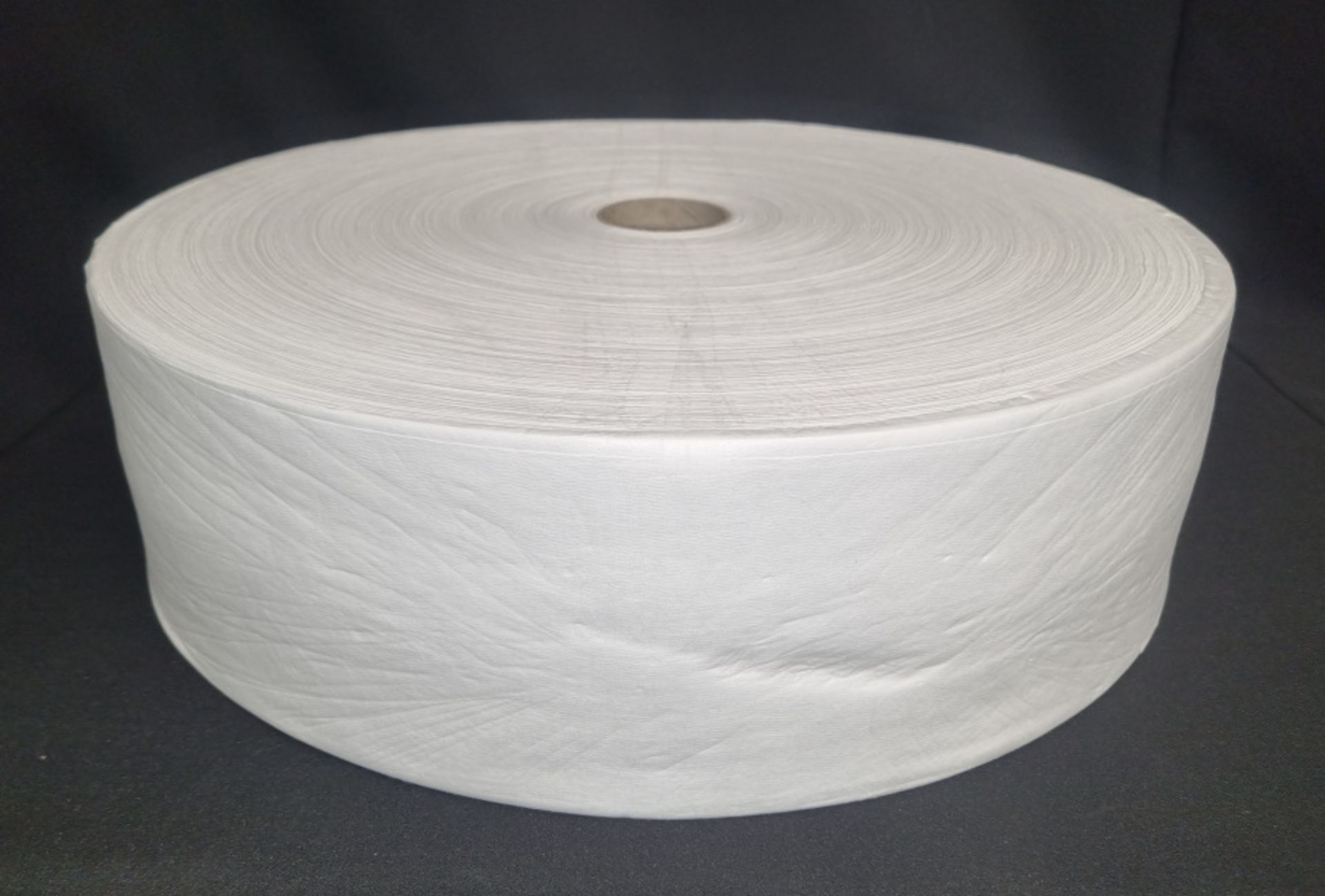 44x Rolls of 30GSM white Meltblown Polypropylene - L1500m - Image 3 of 4