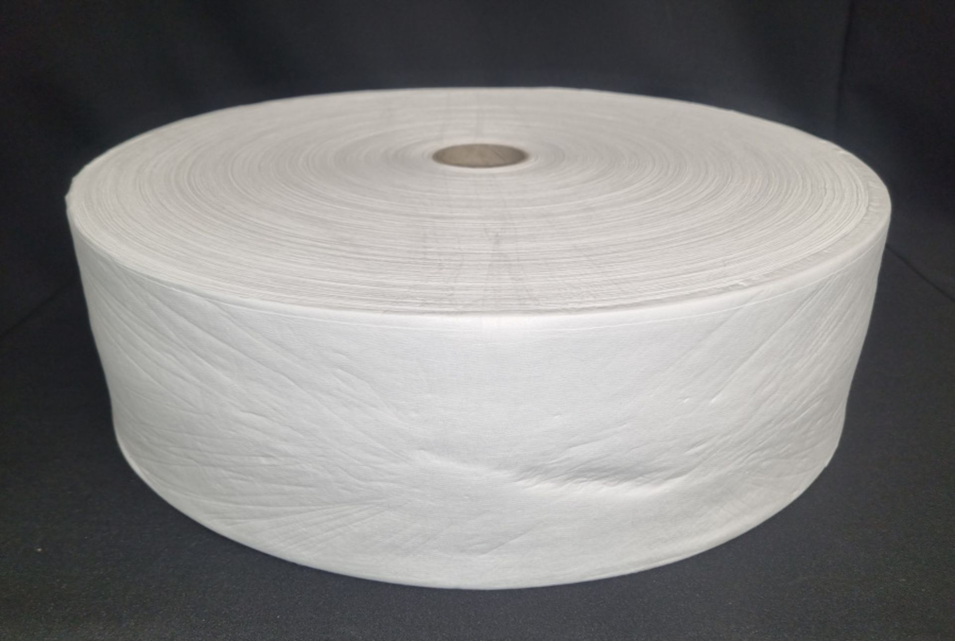 44x Rolls of 30GSM white Meltblown Polypropylene - L1500m - Image 3 of 4