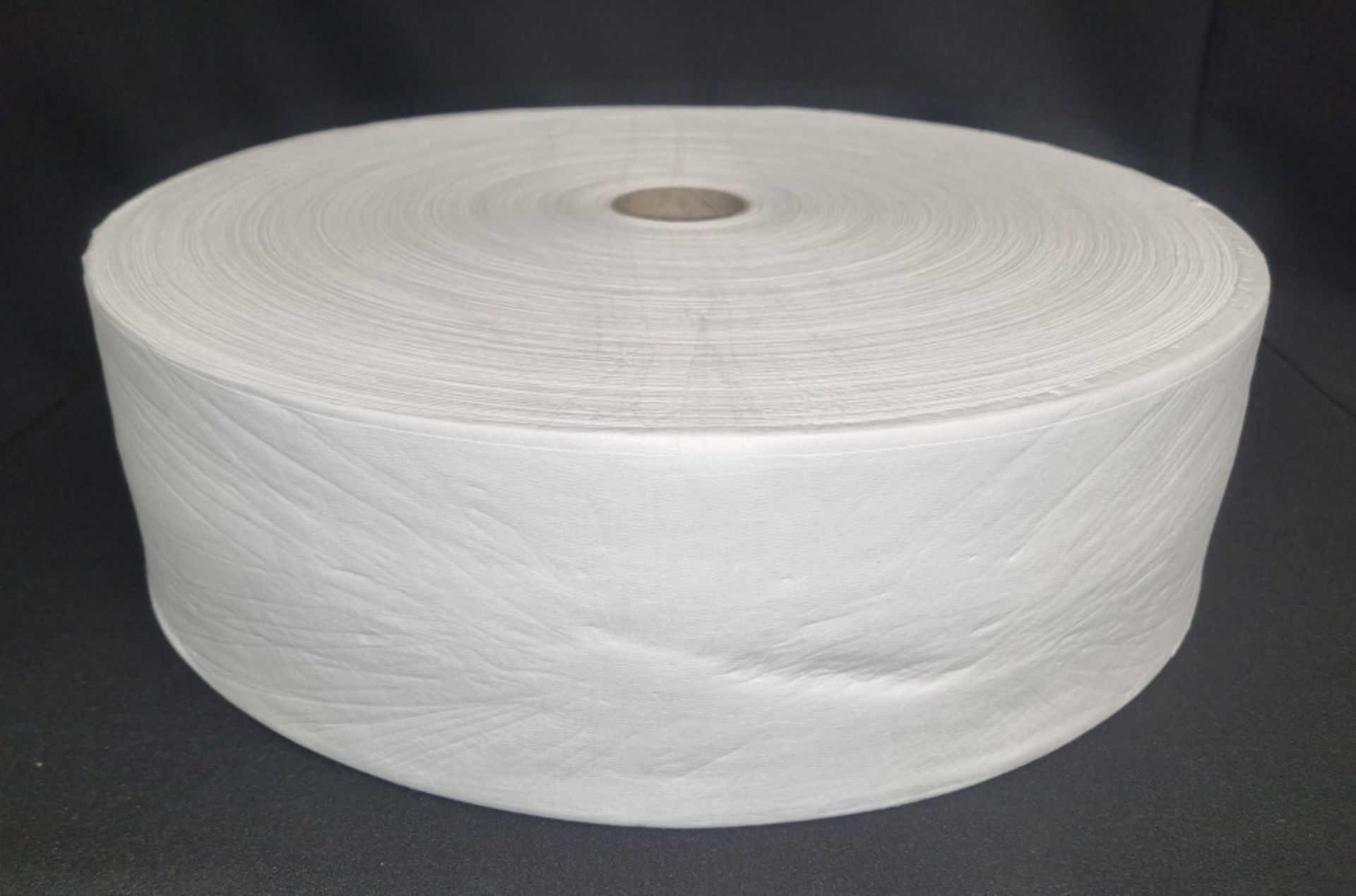 44x Rolls of 30GSM white Meltblown Polypropylene - L1500m - Image 3 of 4