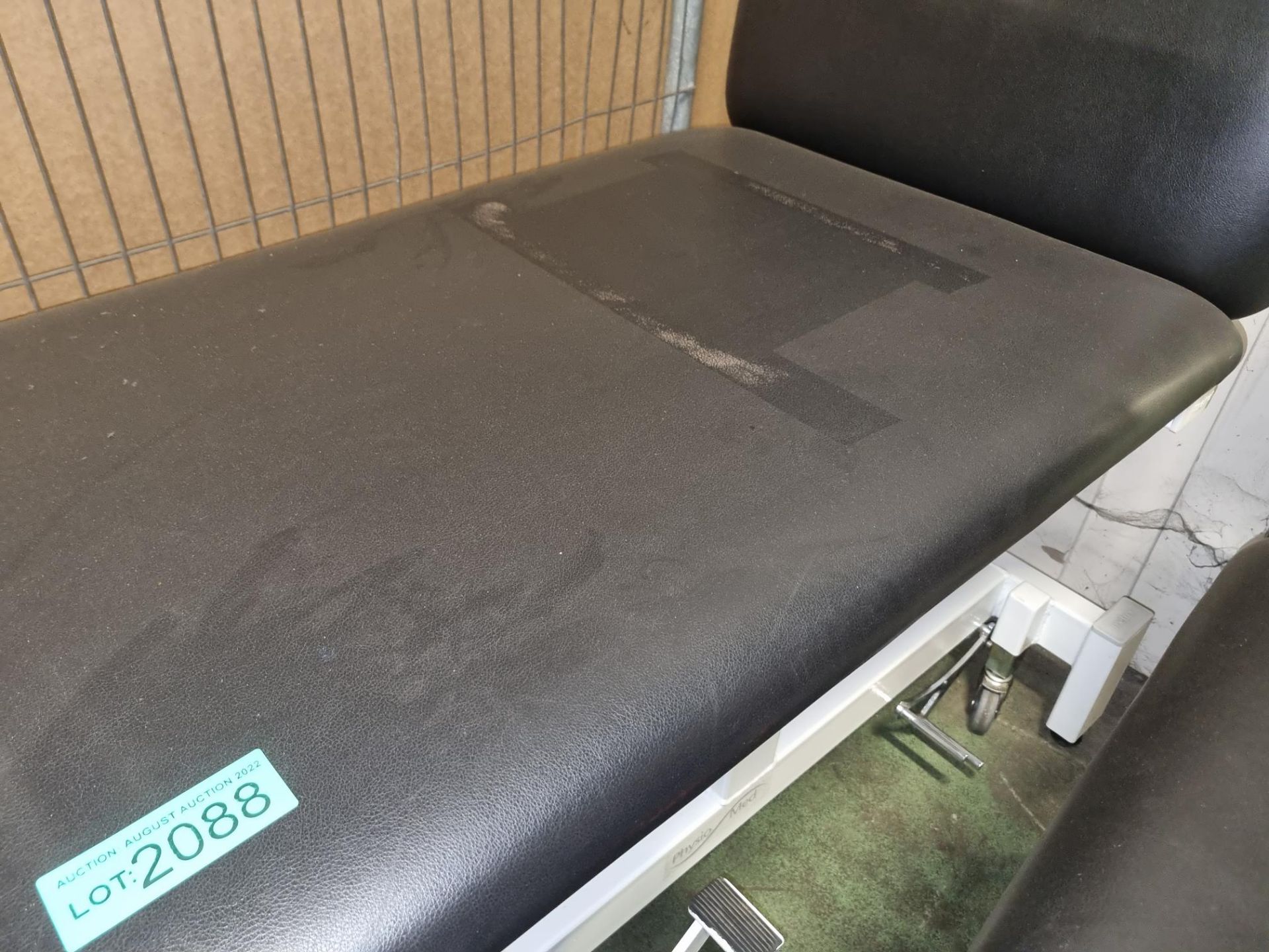 Physio-Med Cushioned Massage Table - Image 4 of 5