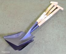3x Square mouth hand shovels
