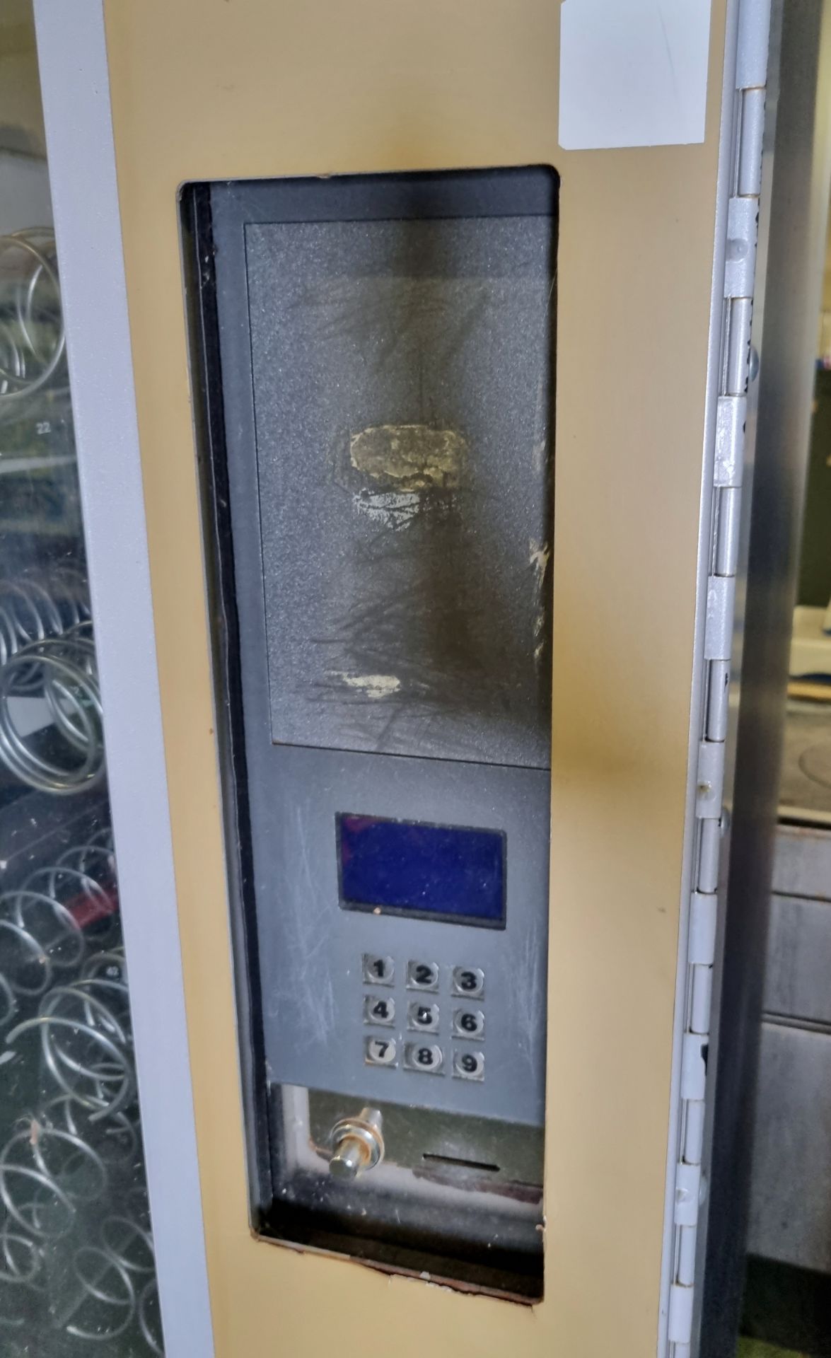 GPE Vendore DRX-30 vending machine - 230v - 50/60hz - NO KEYS - Image 3 of 3