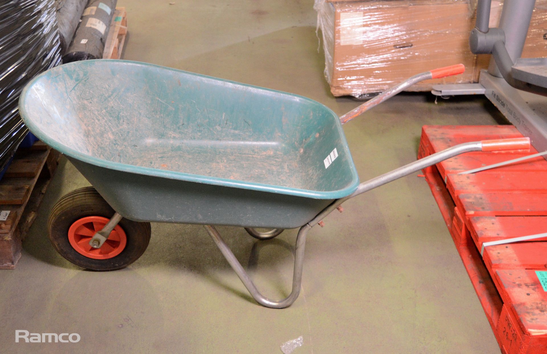 Plastic wheelbarrow with metal frame - Image 2 of 3