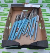 8 pairs of Gilbow tin snips