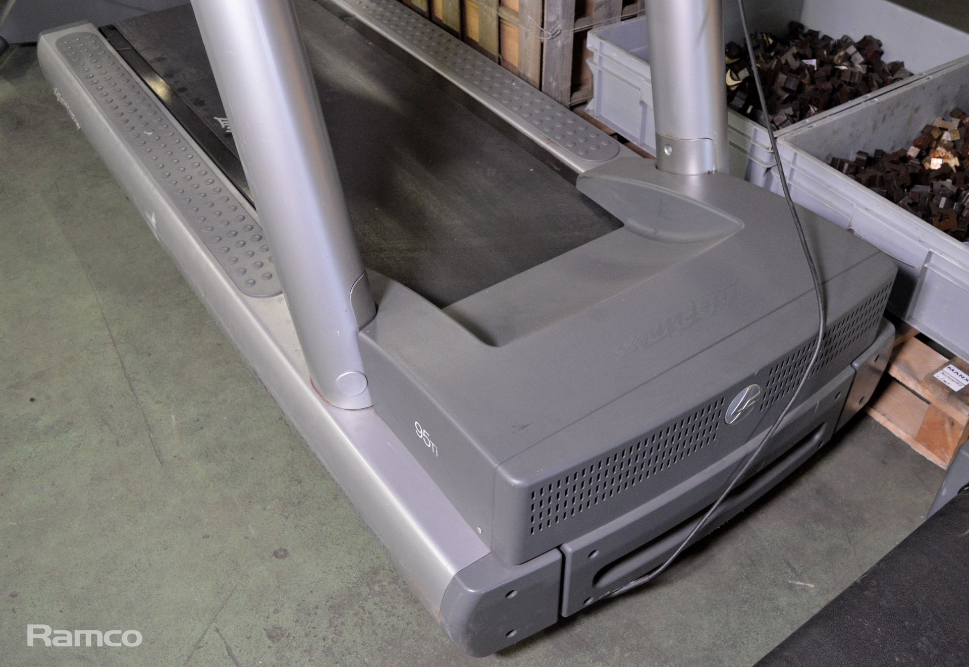 Life Fitness 95TI treadmill with flex deck system - Image 7 of 7