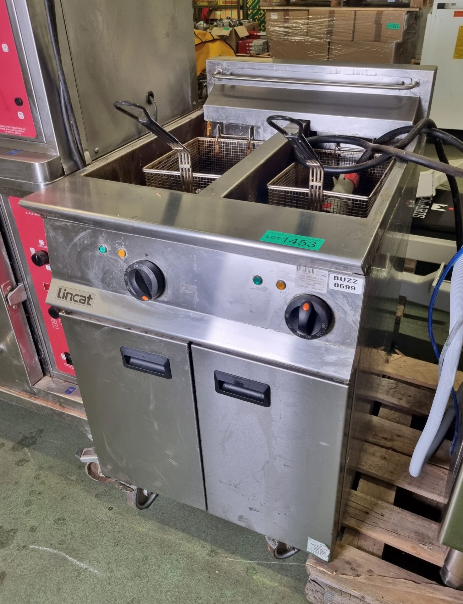 Lincat OE8113 Opus 800 Electric Free-standing Twin Tank Fryer - 2 baskets - 60x80x90 - Image 6 of 6