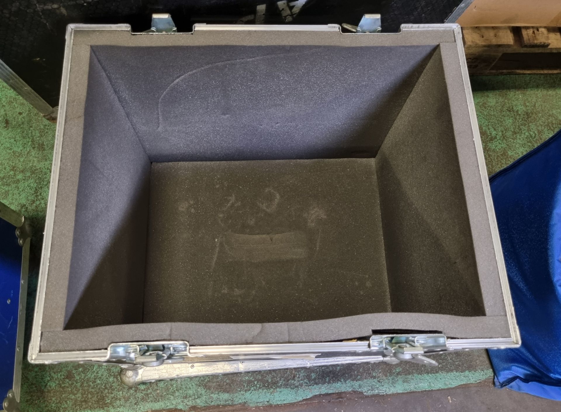 Black/silver aluminium shipping case - L57 x W46 x H55cm - Image 3 of 4