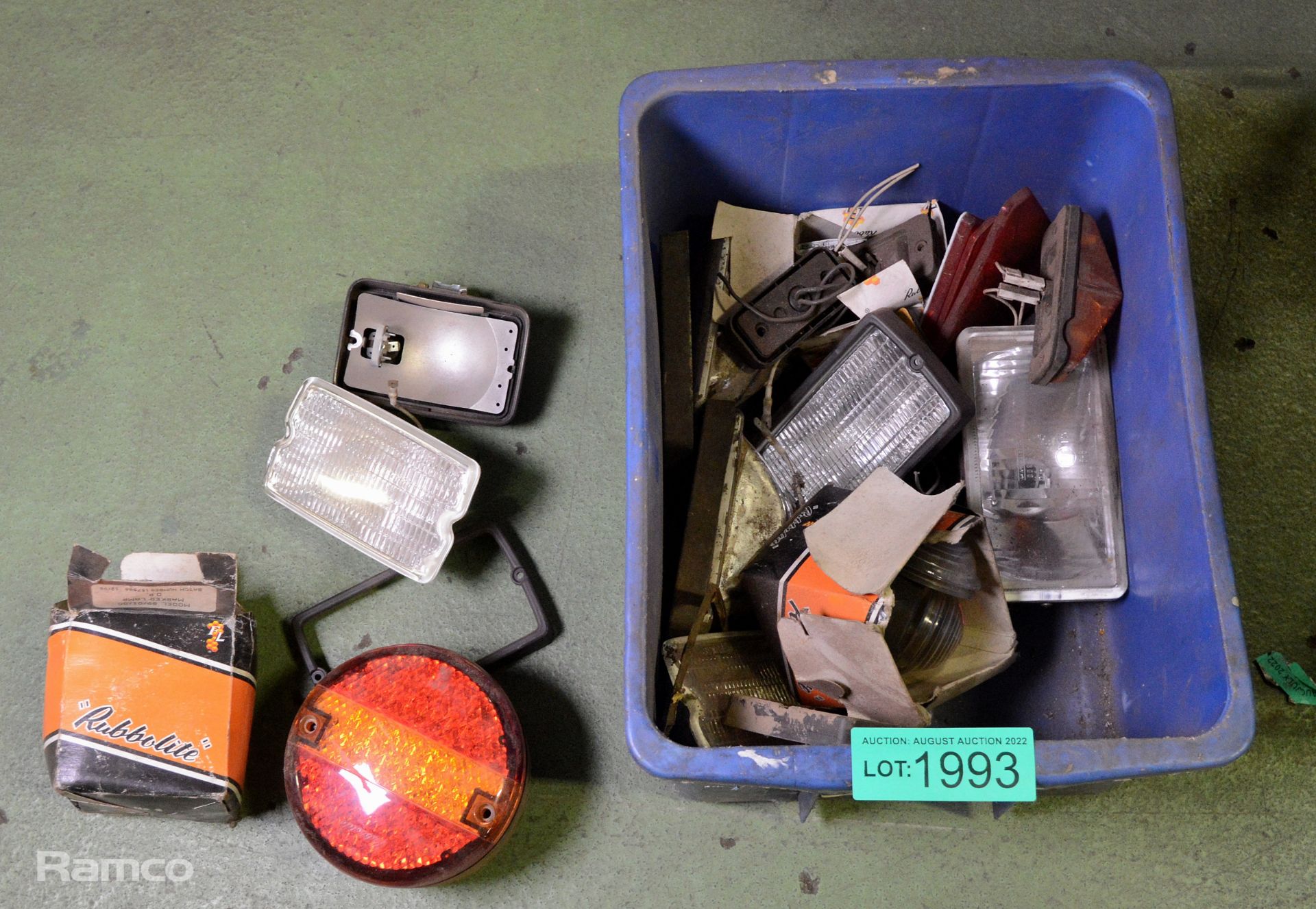 Box of miscellaneous light fittings - Image 3 of 6