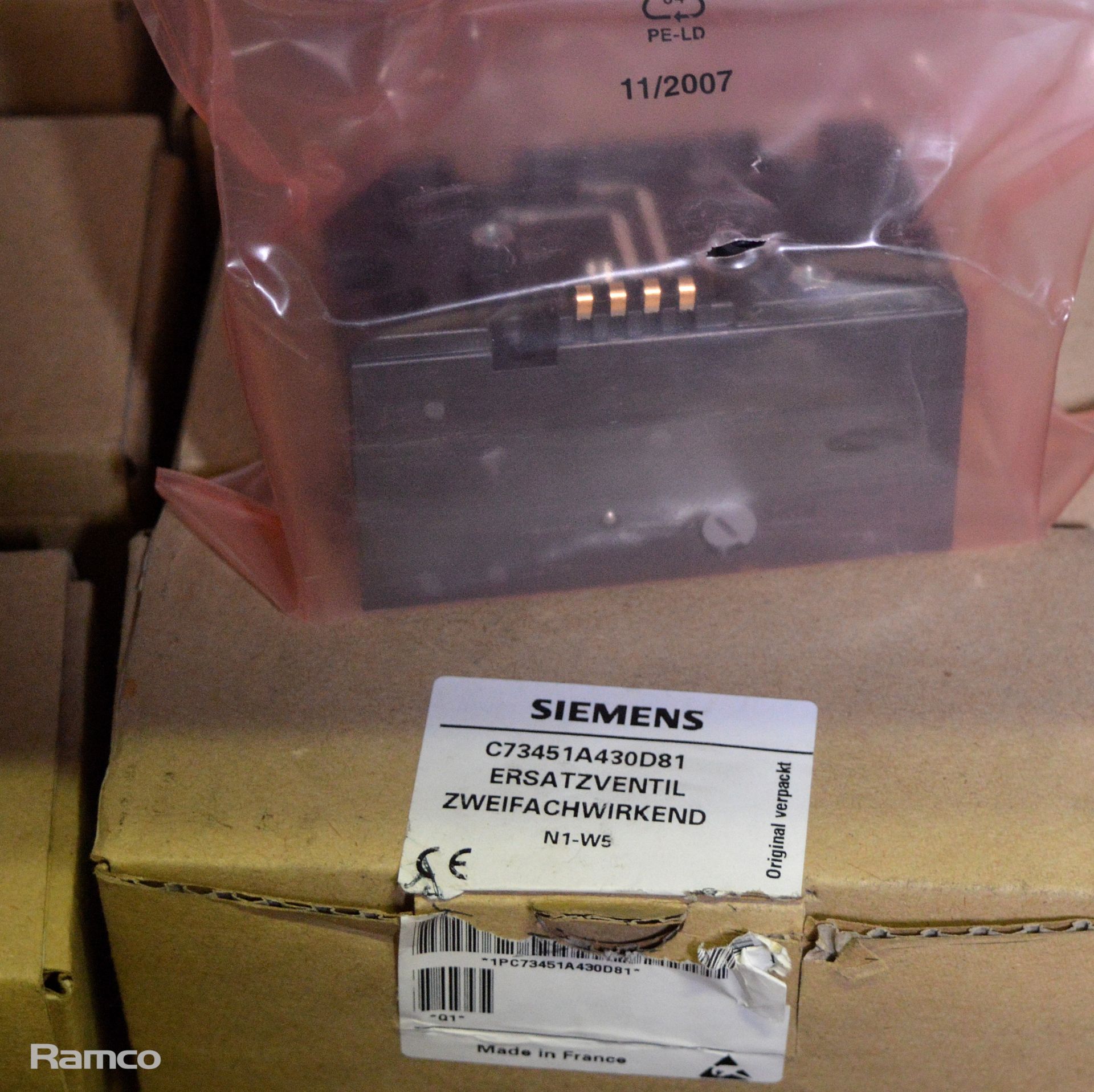 Various electrical components, transformer & connectors, Duracell batteries - Image 8 of 11