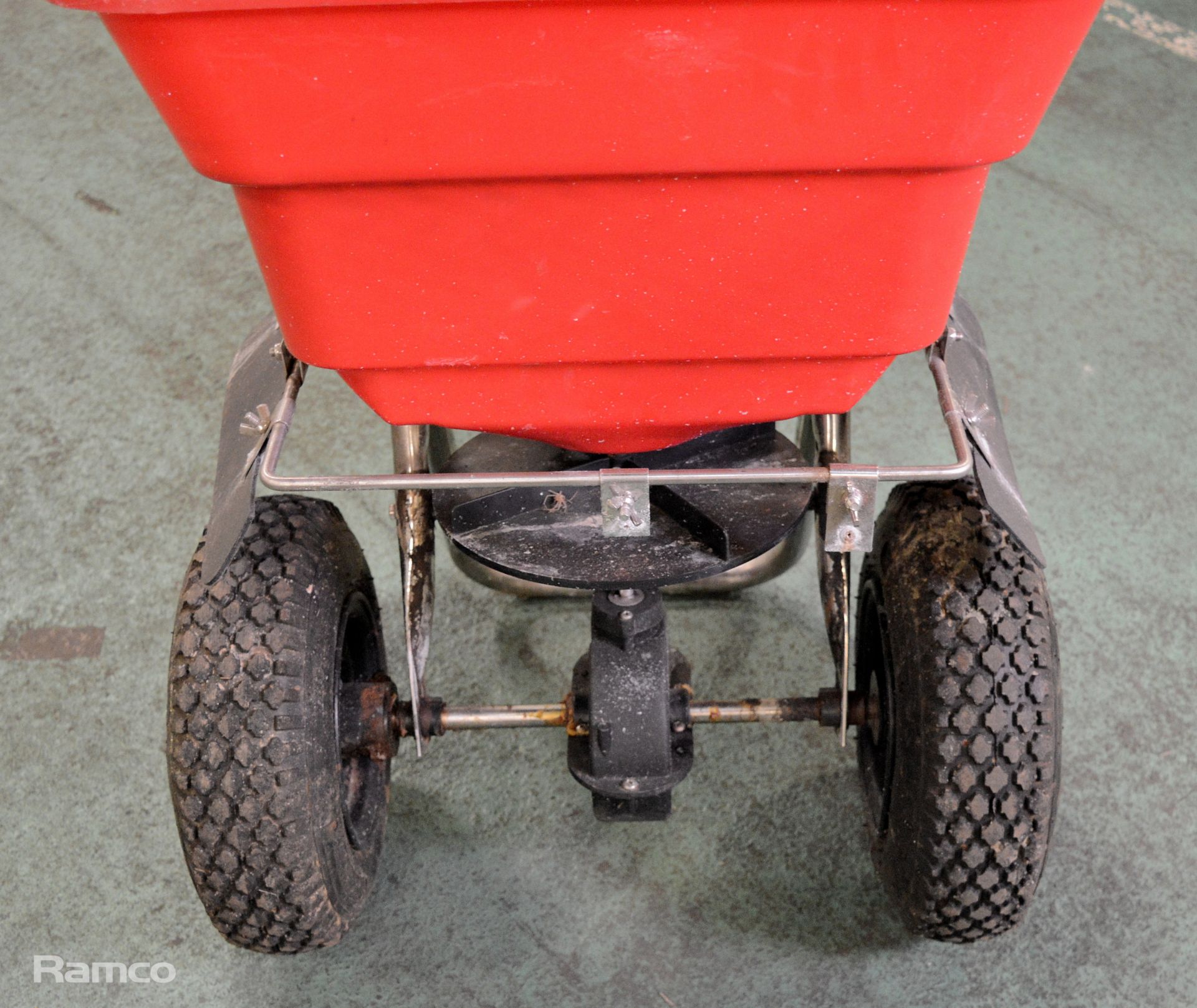Hand operated push salt spreader - Image 2 of 3