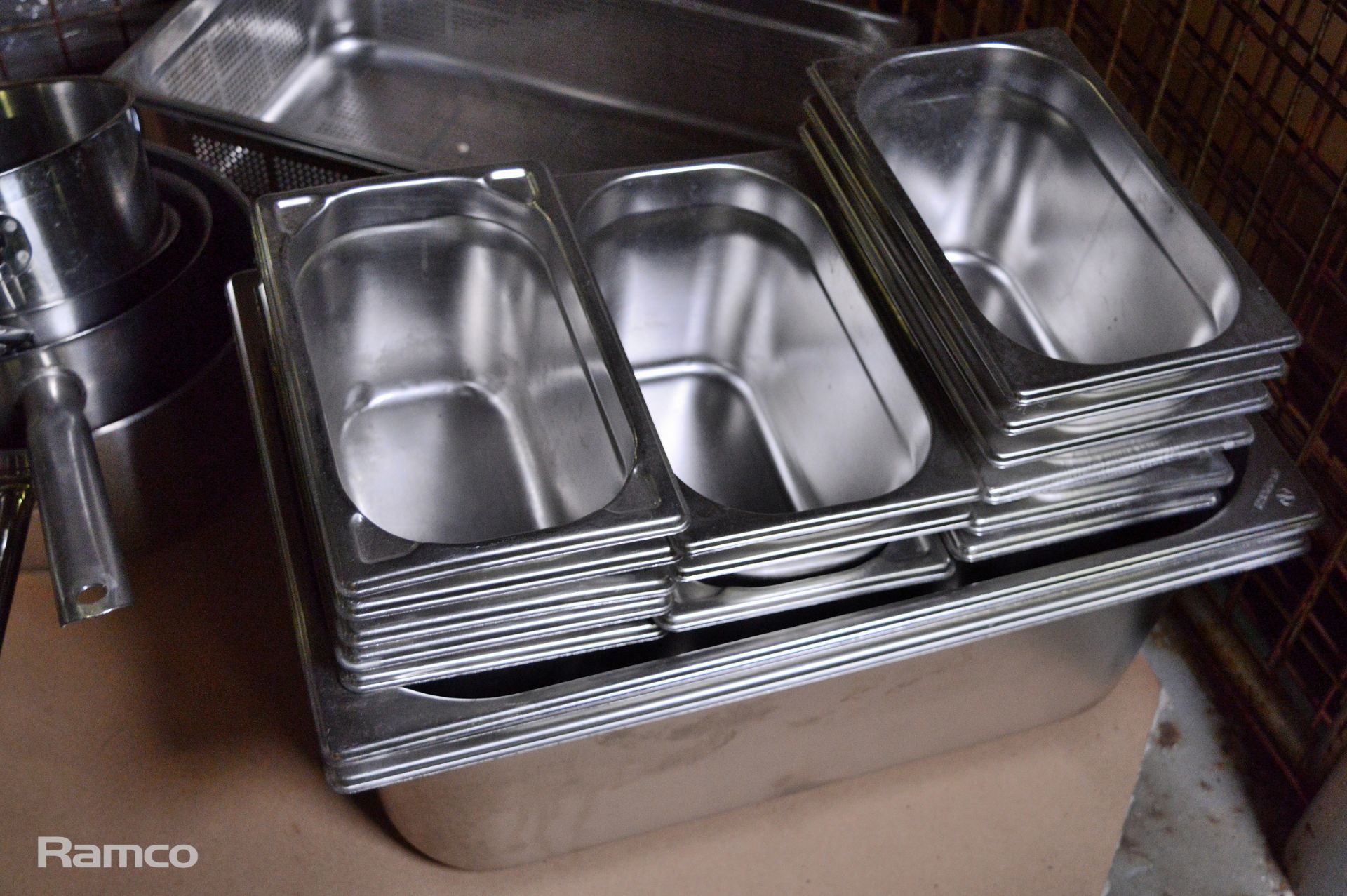 Assorted large catering pots and pans, bain marie pots - Image 2 of 4