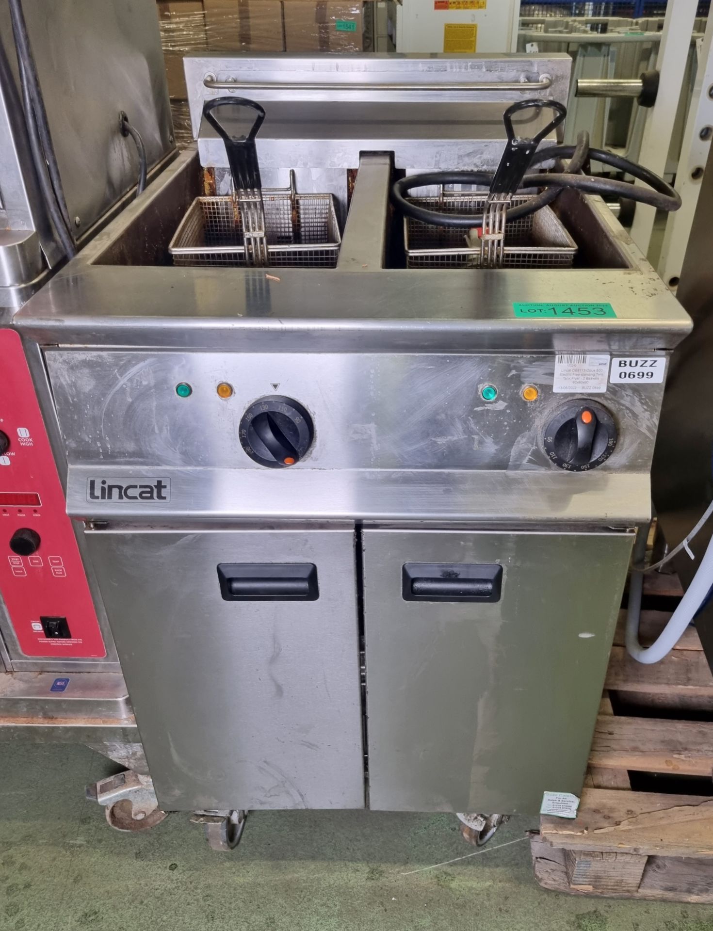 Lincat OE8113 Opus 800 Electric Free-standing Twin Tank Fryer - 2 baskets - 60x80x90 - Image 2 of 6