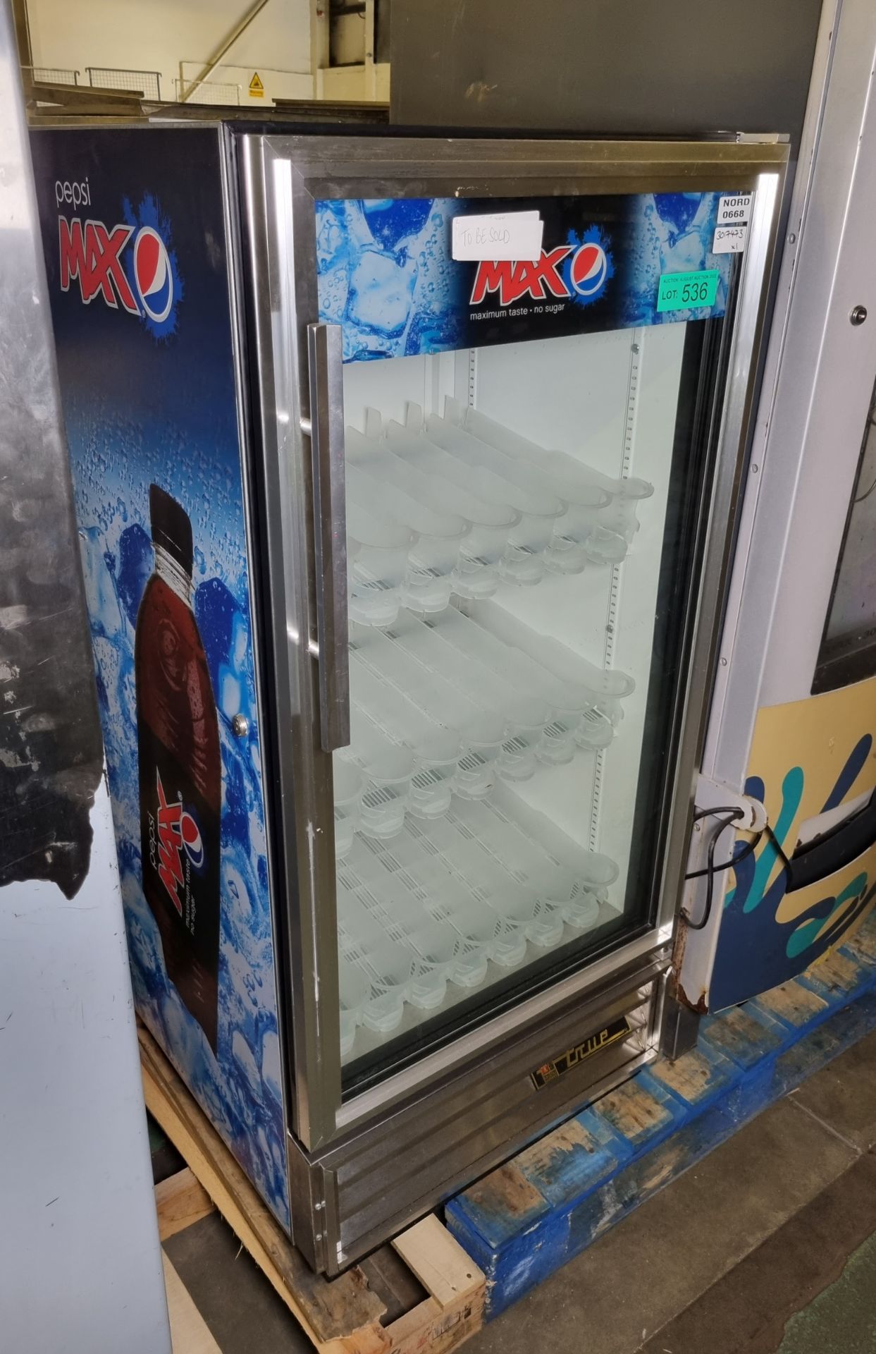 True GDM-10 drinks fridge - pepsi branding - 65 x 65 x 135cm - NO KEYS - Image 3 of 5