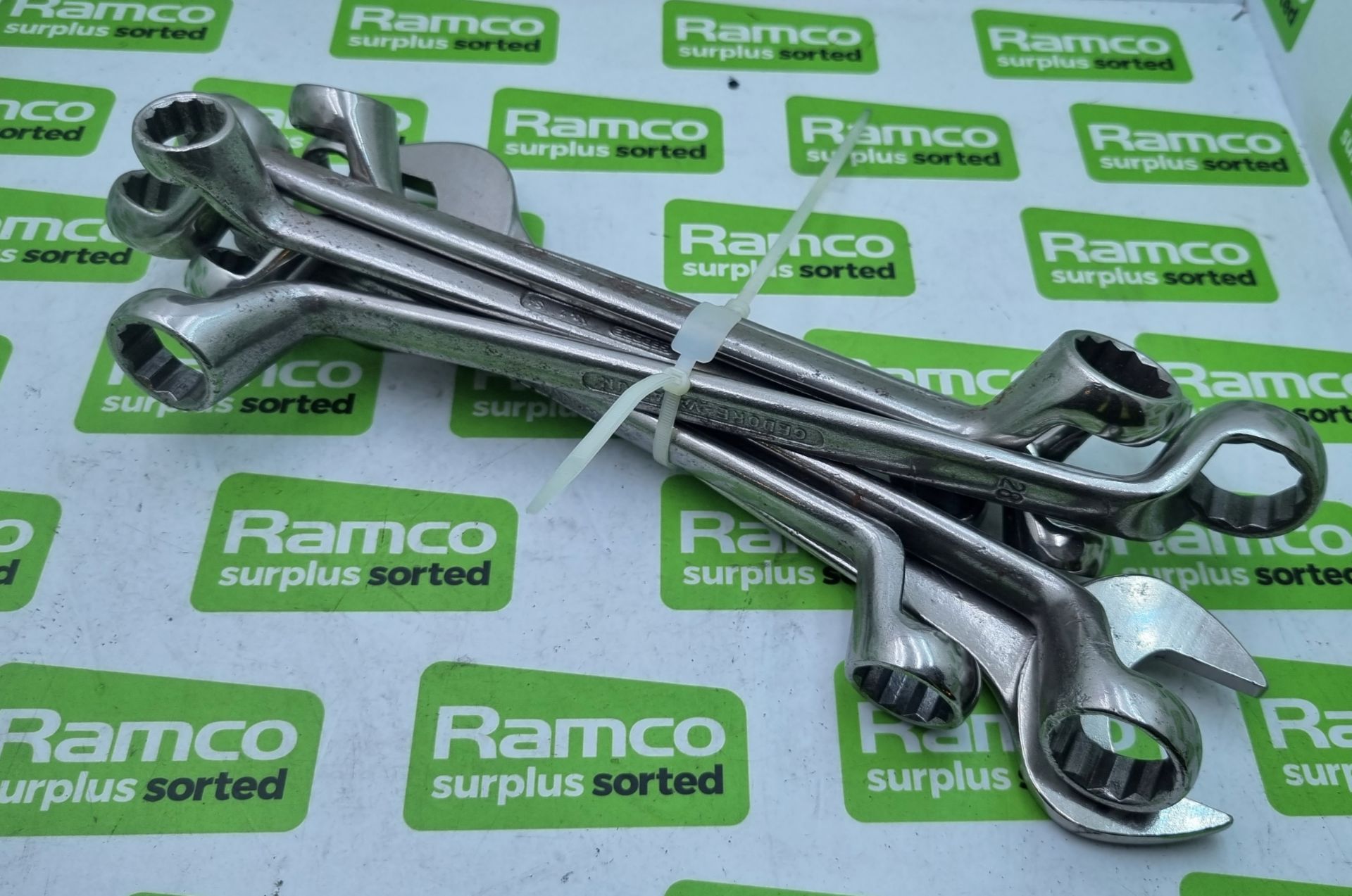 8x various sized spanners