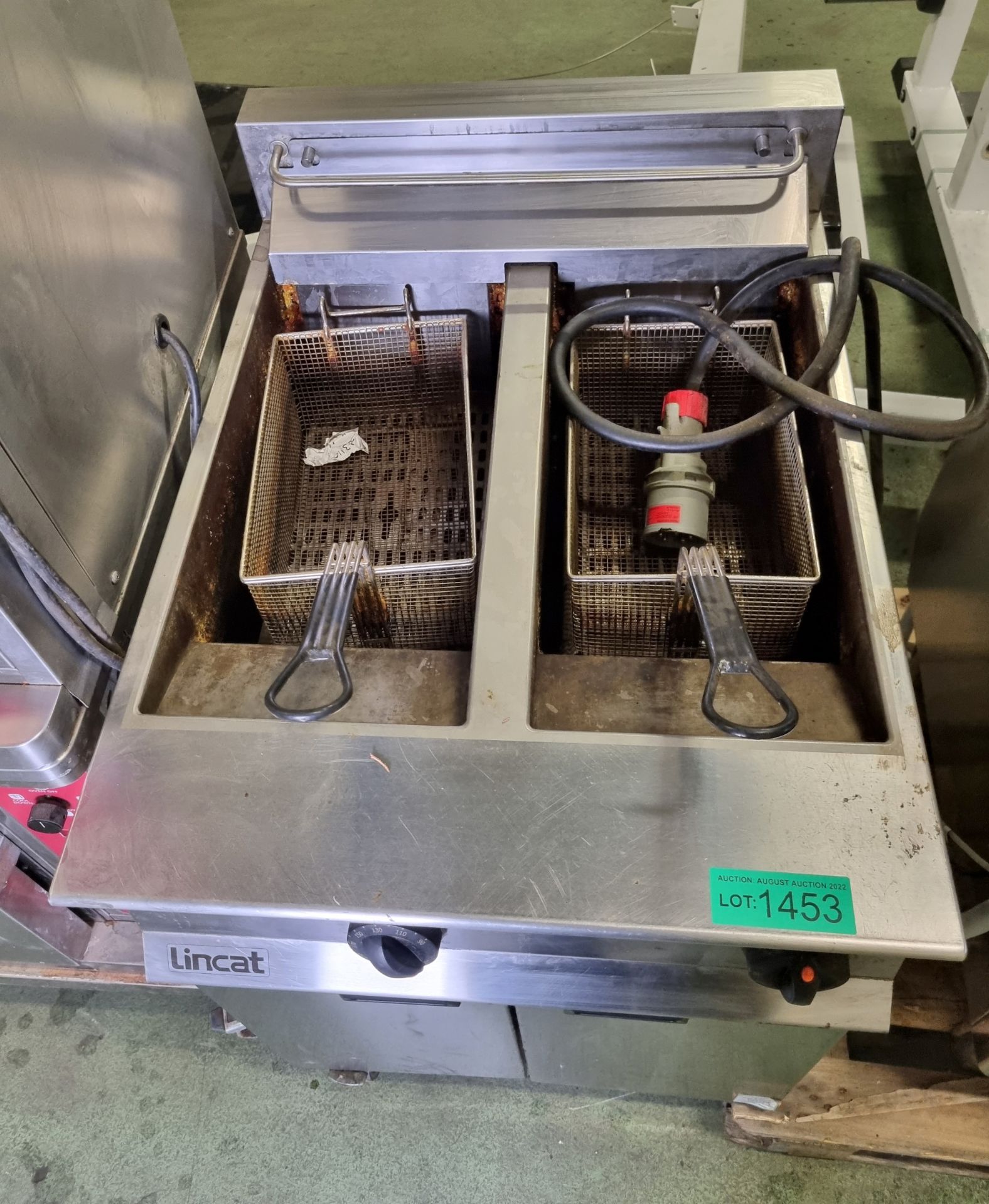 Lincat OE8113 Opus 800 Electric Free-standing Twin Tank Fryer - 2 baskets - 60x80x90 - Image 3 of 6