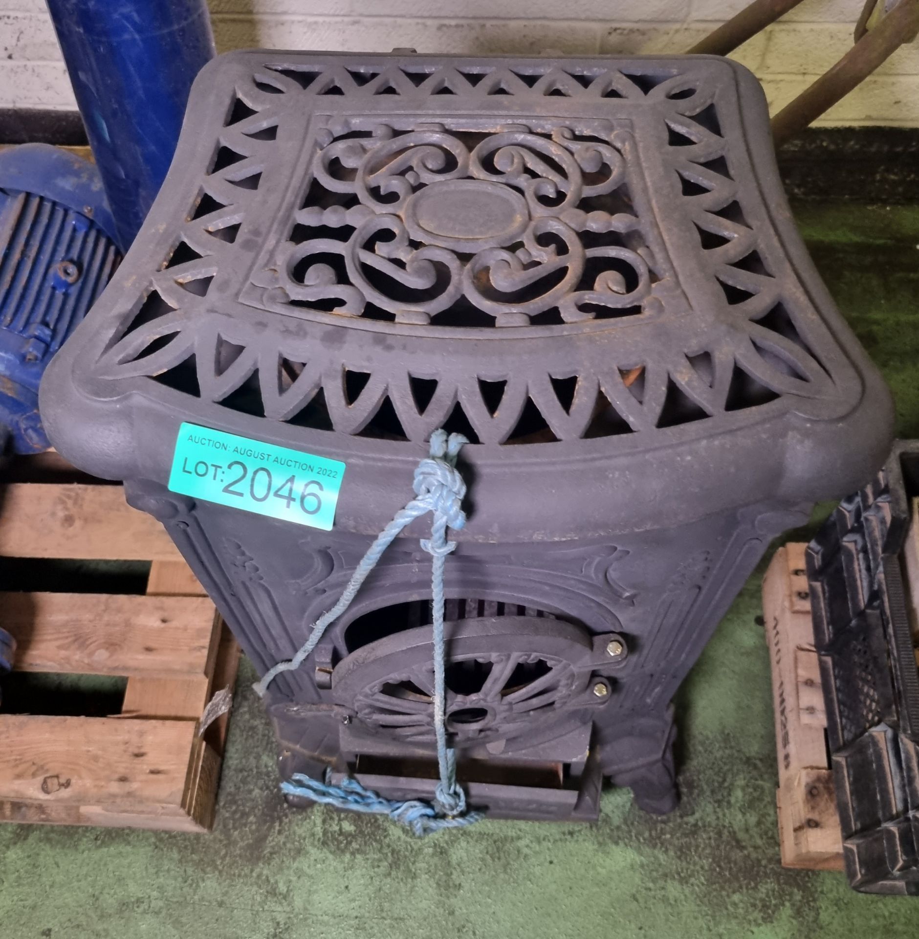 Vintage cast iron freestanding stove - Image 3 of 3