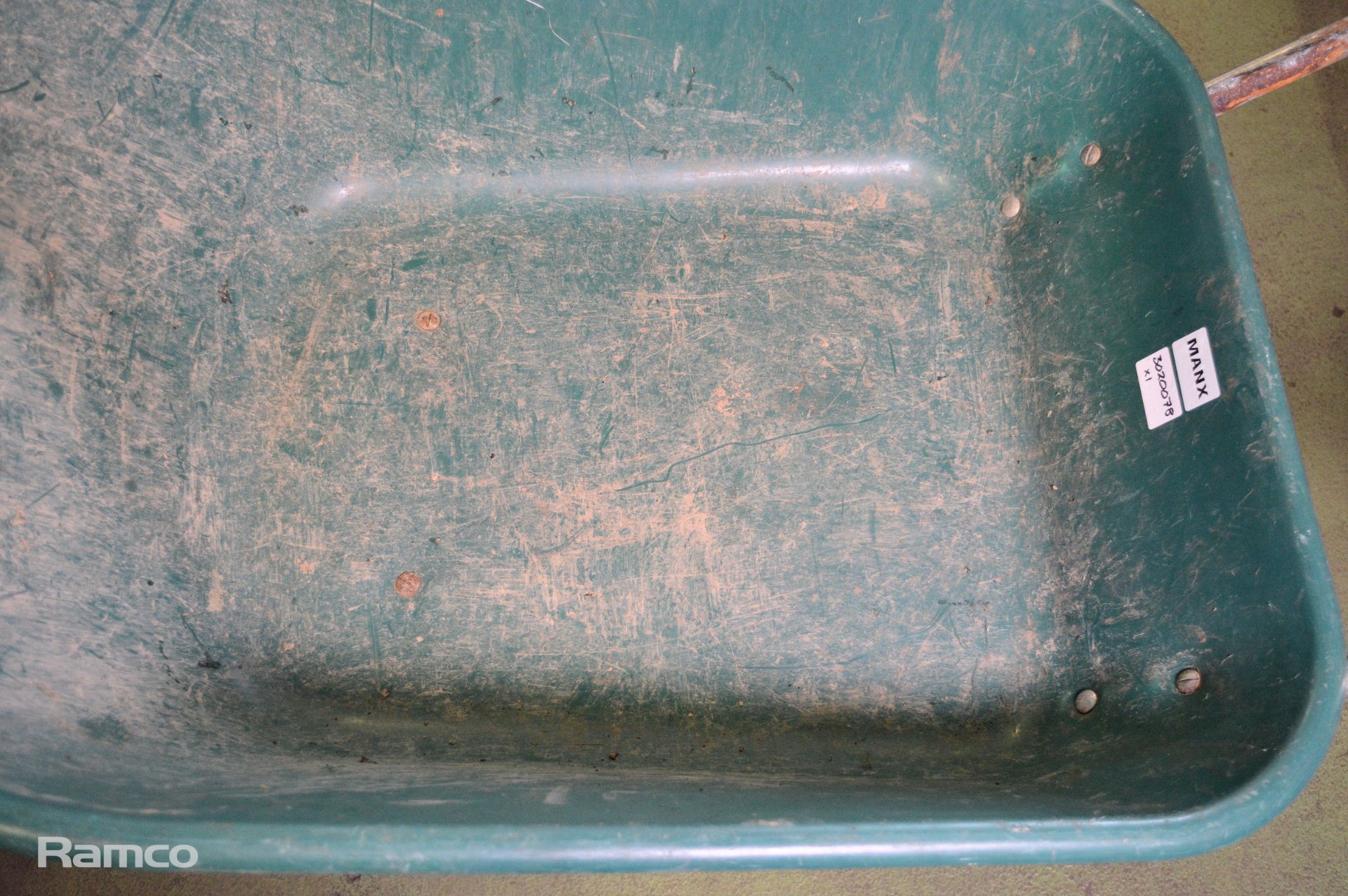 Plastic wheelbarrow with metal frame - Image 3 of 3