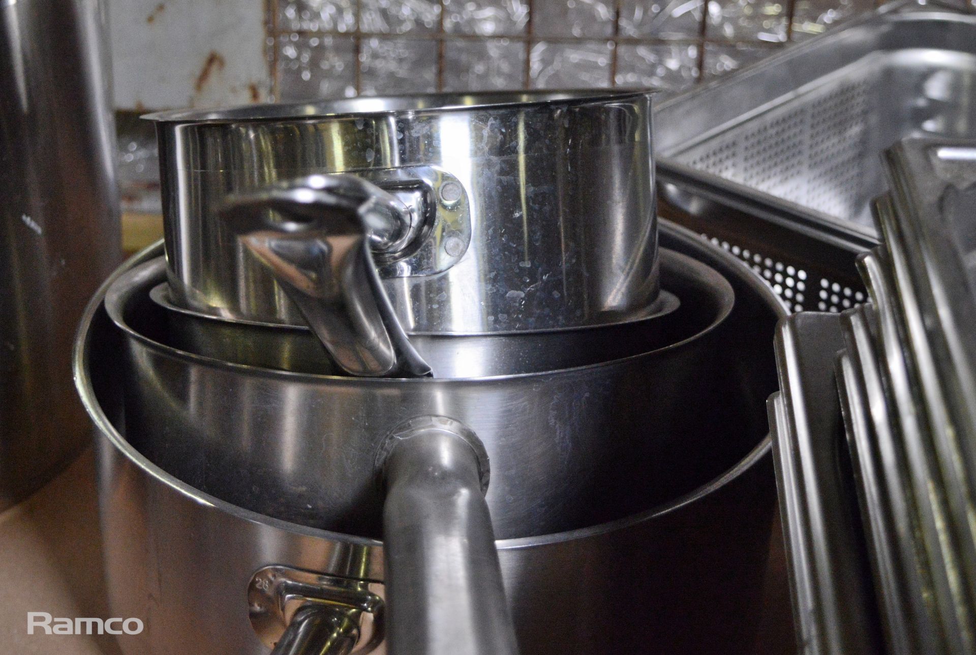 Assorted large catering pots and pans, bain marie pots - Image 4 of 4
