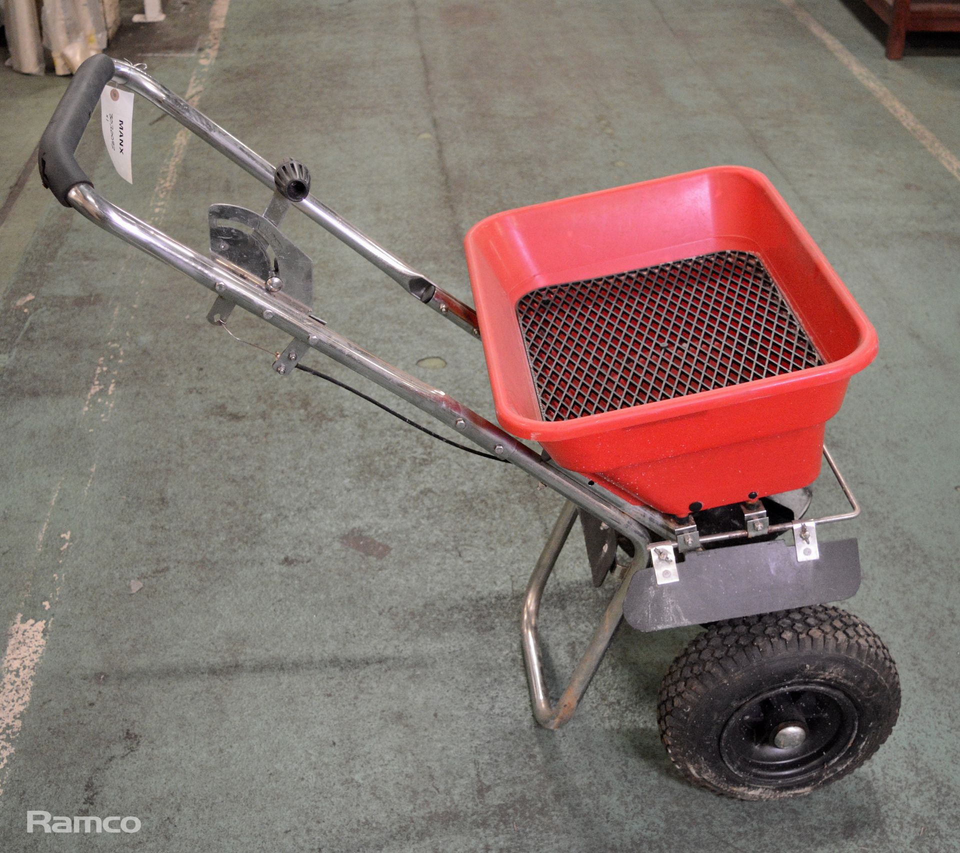 Hand operated push salt spreader - Image 3 of 3