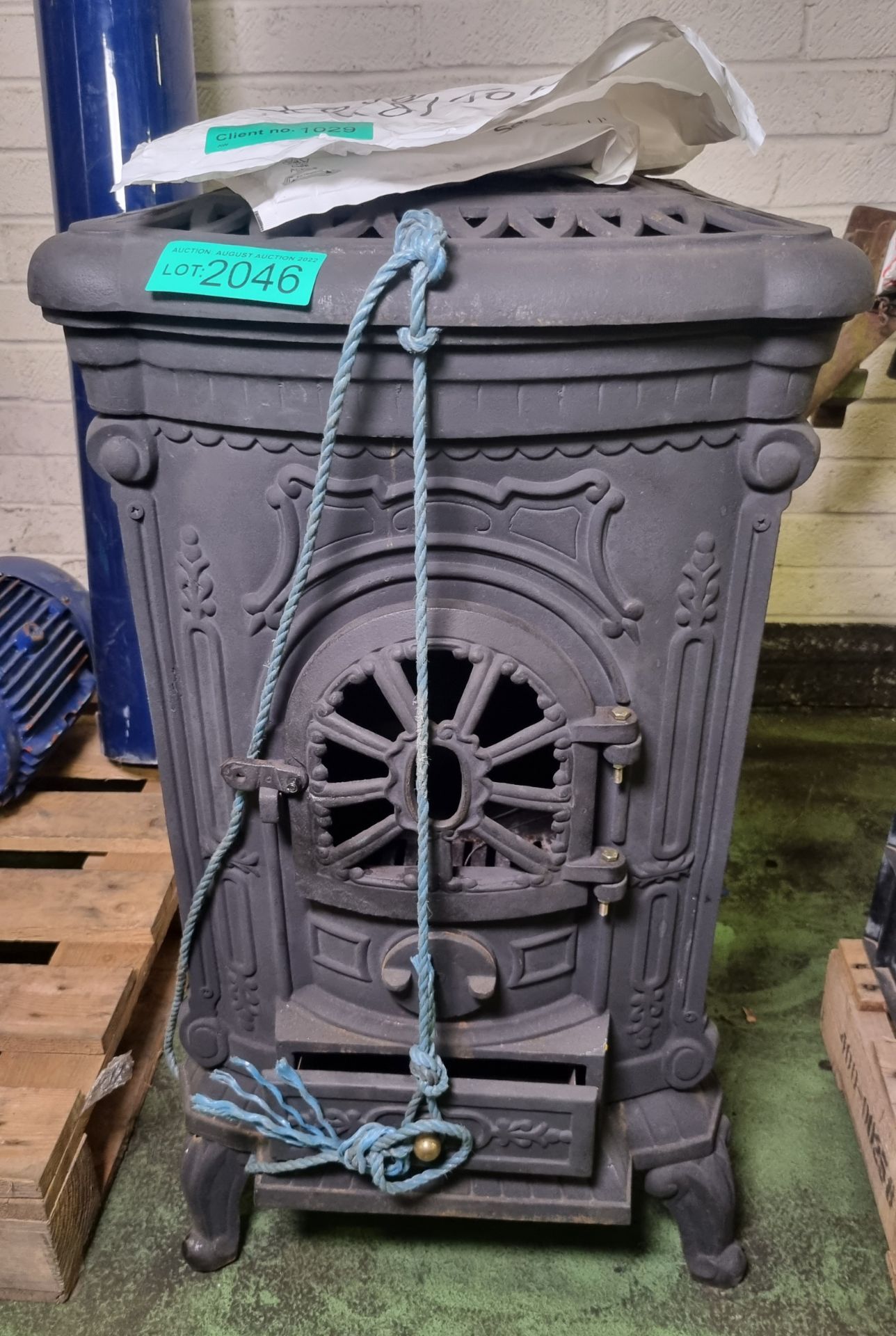 Vintage cast iron freestanding stove - Image 2 of 3