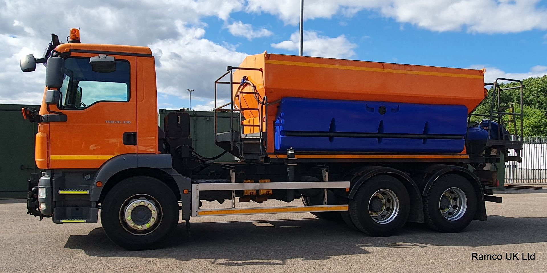 2009 (reg WP09 ULU) MAN TGM 26.330 6x4 with Schmidt Stratos 9m3 pre-wet gritter mount and plough. - Image 2 of 27