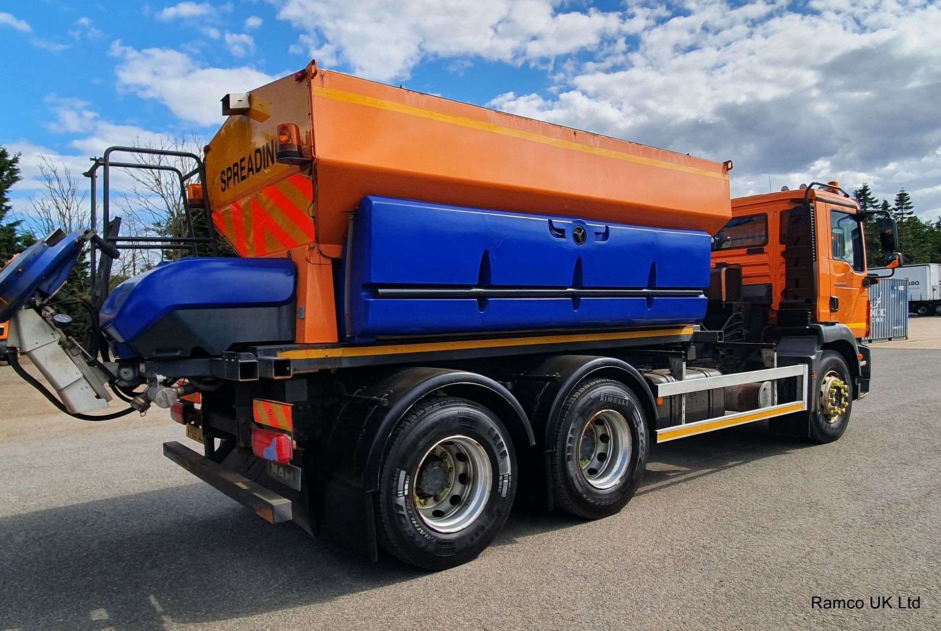 2009 (reg WP09 ULU) MAN TGM 26.330 6x4 with Schmidt Stratos 9m3 pre-wet gritter mount and plough. - Image 7 of 27