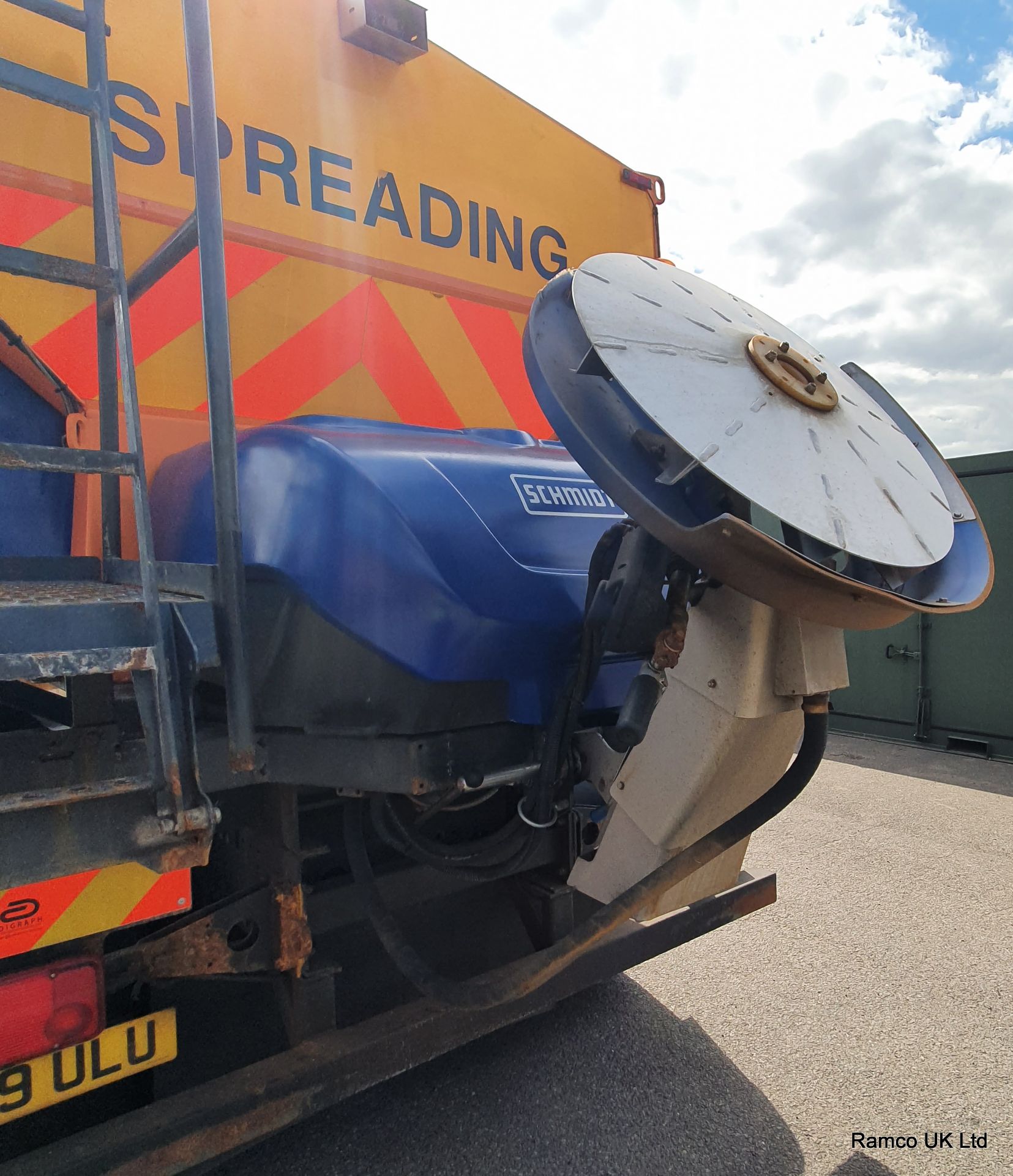 2009 (reg WP09 ULU) MAN TGM 26.330 6x4 with Schmidt Stratos 9m3 pre-wet gritter mount and plough. - Image 19 of 27