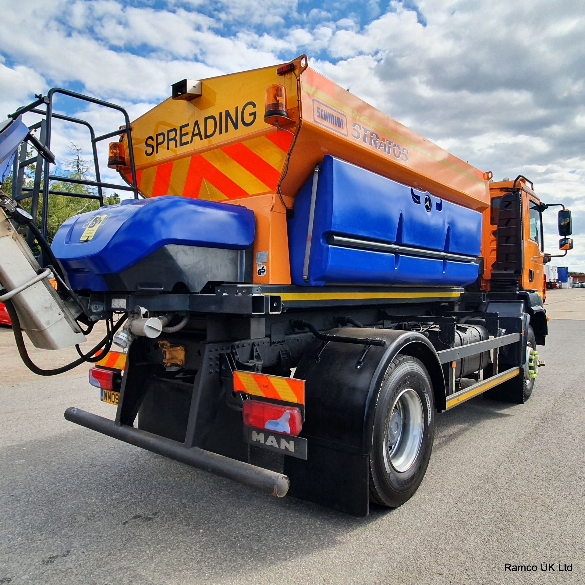 2009 (reg WM09 MUU) MAN TGM 18.290 Combi with Schmidt Stratos 6m3 pre-wet gritter mount and plough. - Image 8 of 27