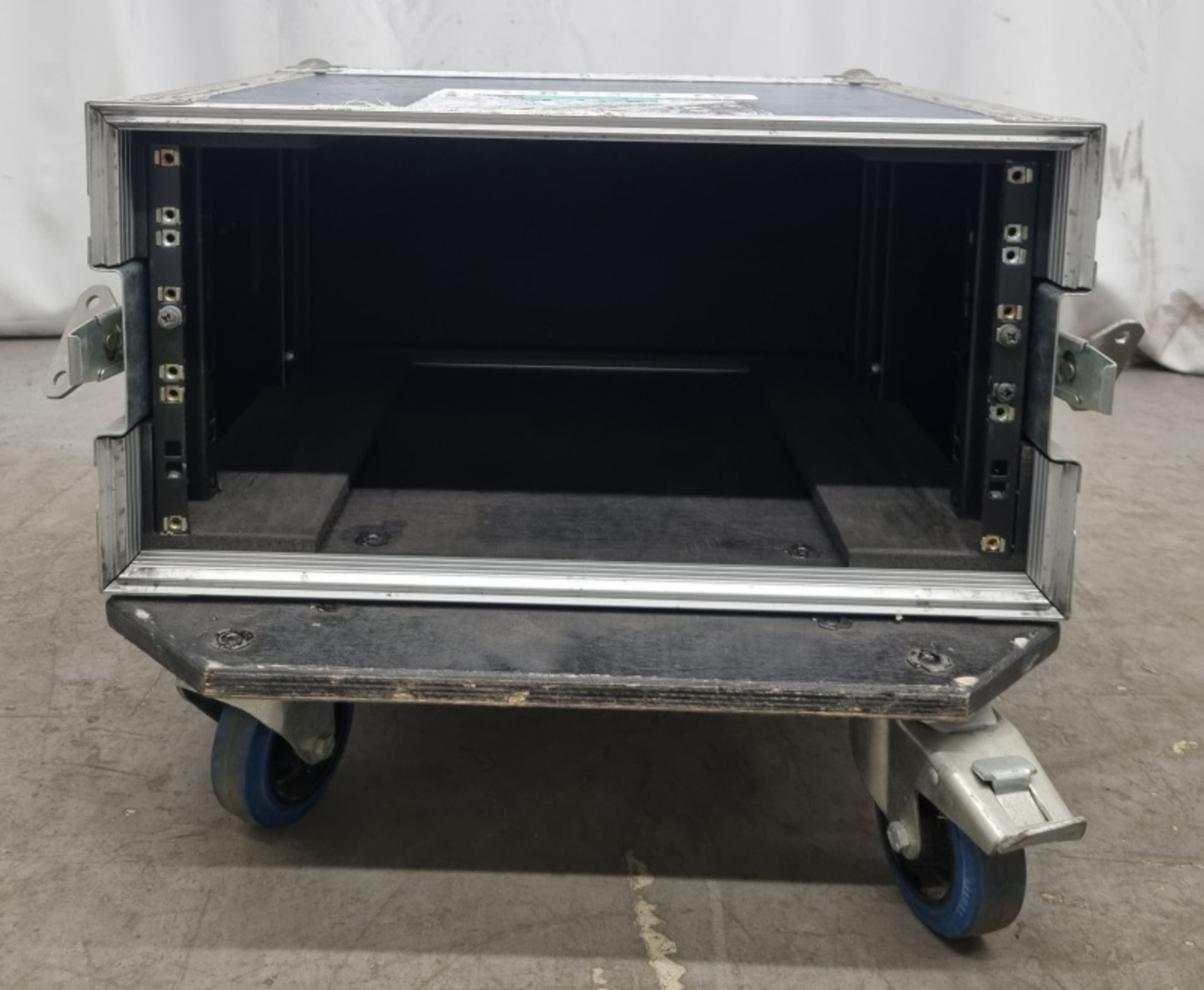 Empty Wheeled Flight case with internal rack - Dimensions L53.5 x W60 x H43cm (including wheels) - Image 4 of 5