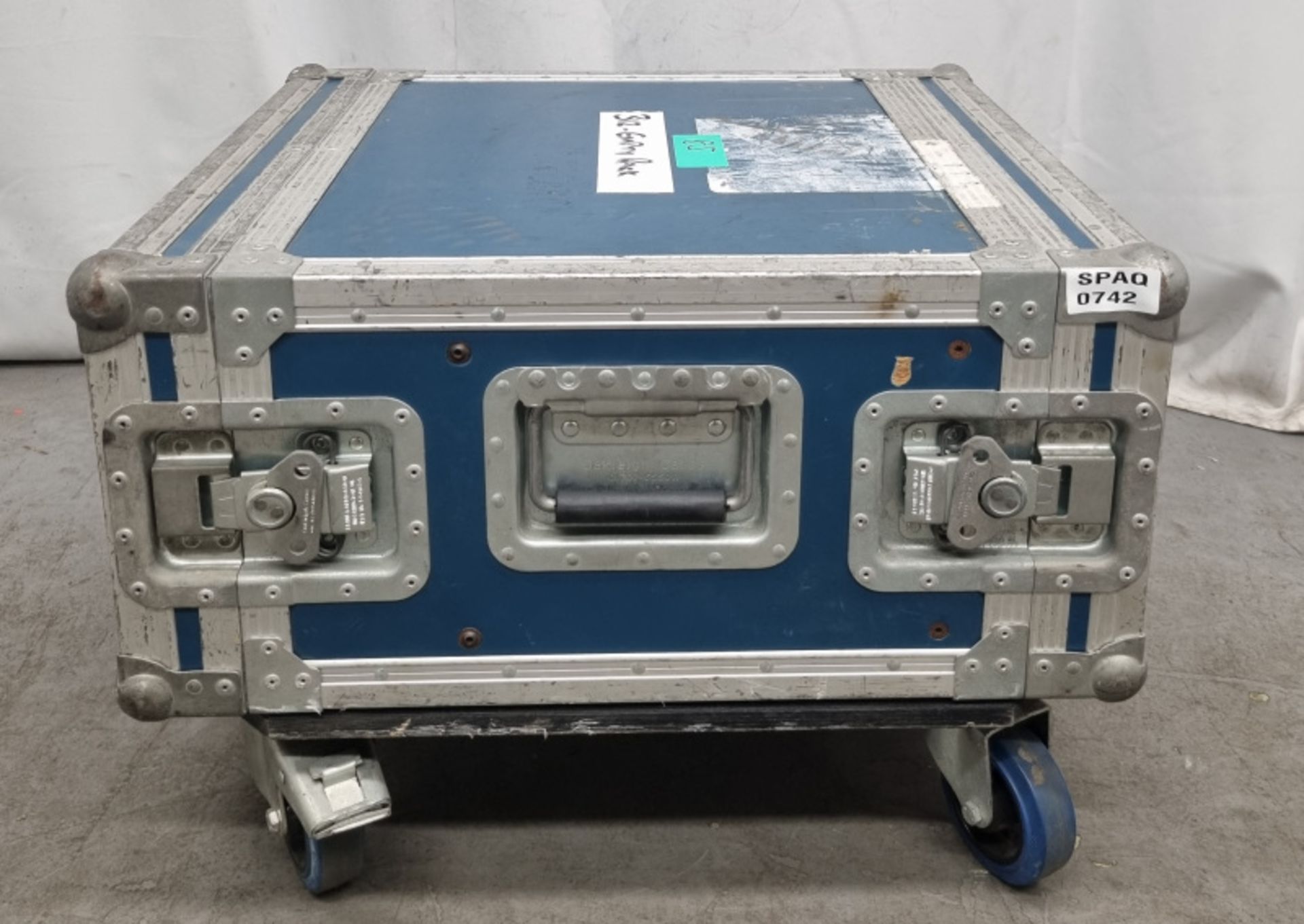 Empty Wheeled Flight case with internal rack - Dimensions L53.5 x W60 x H43cm (including wheels)