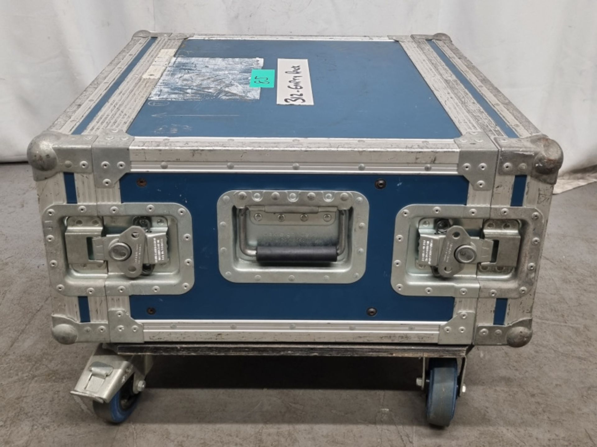 Empty Wheeled Flight case with internal rack - Dimensions L53.5 x W60 x H43cm (including wheels) - Image 3 of 5