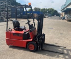 Linde AG E15 electric forklift - 1.5T - deadweight 2880 kg - 1954 hours used - no charger