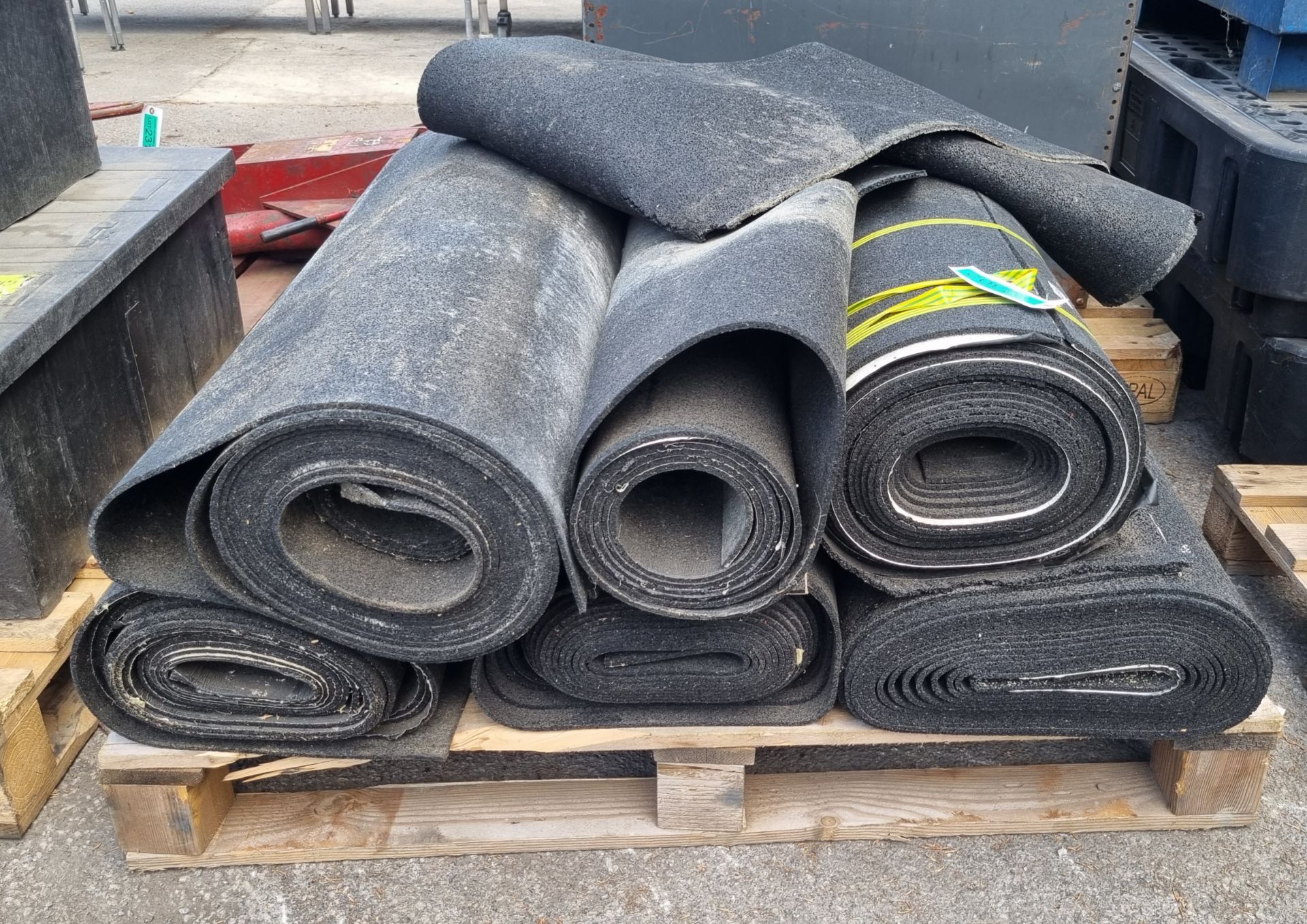 Assorted black rubber matting 6mm thick - 7 rolls - Image 2 of 3