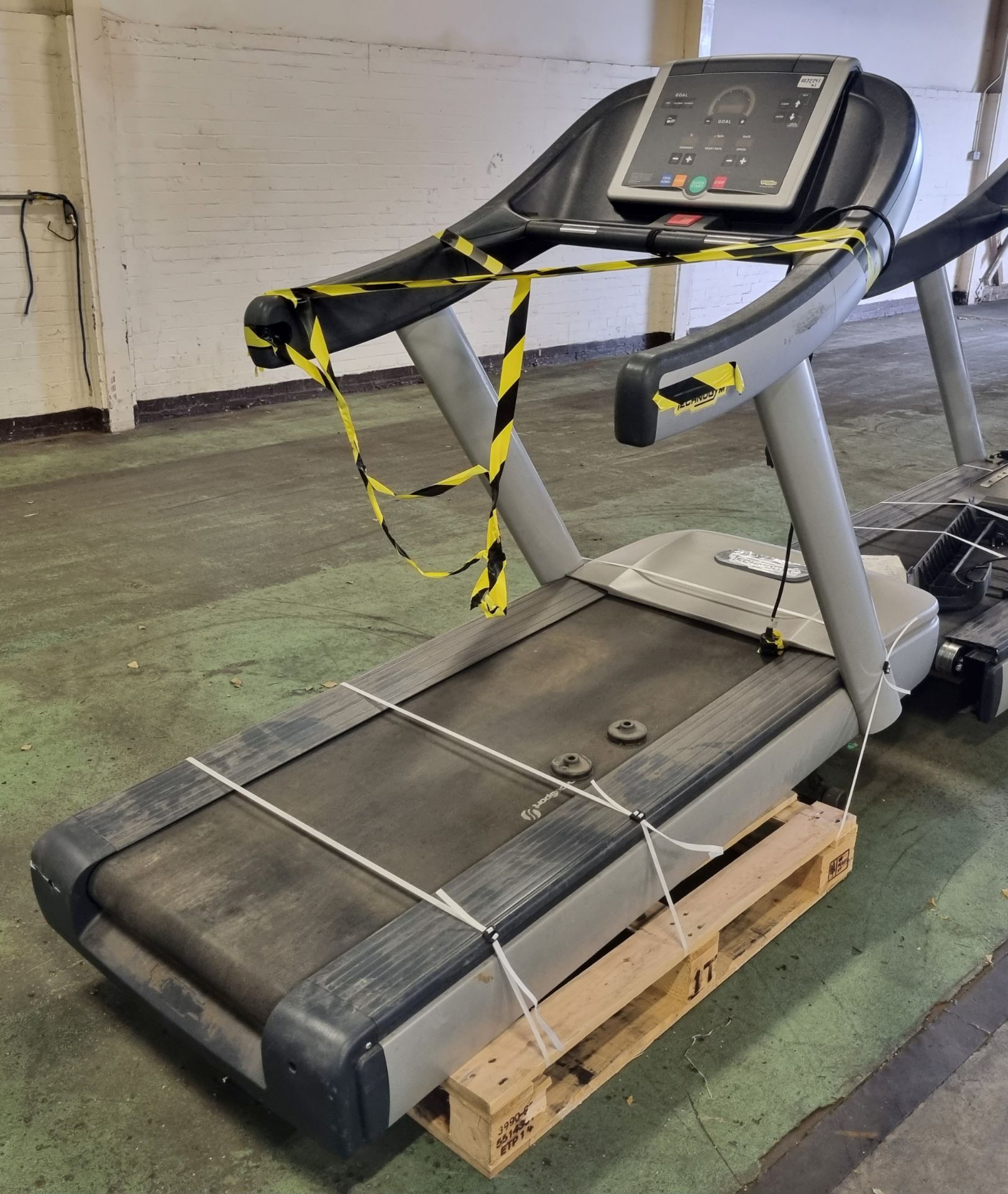 TechnoGym DAK6EL treadmill 230 x 95 x 150cm - Image 2 of 5