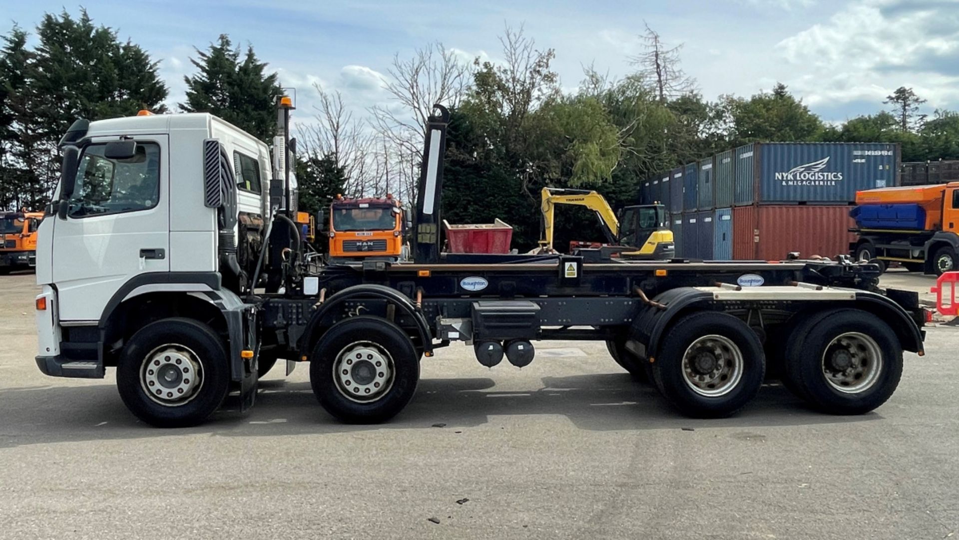 Volvo FM12 8X4 Multi Axle Rigid Skip Loader Lorry - 2005 - Diesel - 12130cc - Only 114444 miles - Image 4 of 33