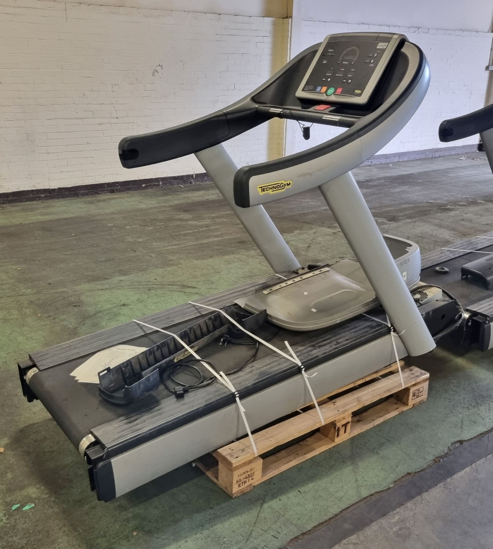 TechnoGym DAK6EL treadmill 230 x 95 x 150cm - Image 2 of 5