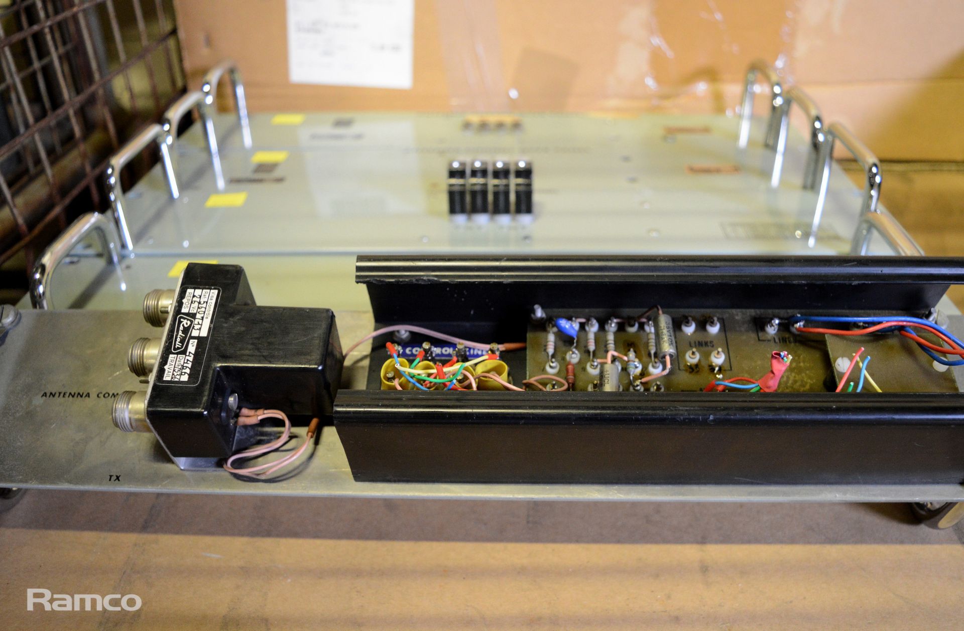 Folded Dipole Antenna 405 -425 MHz, 5x Antenna changeover panel units, 10x Electronic indicator - Image 3 of 8