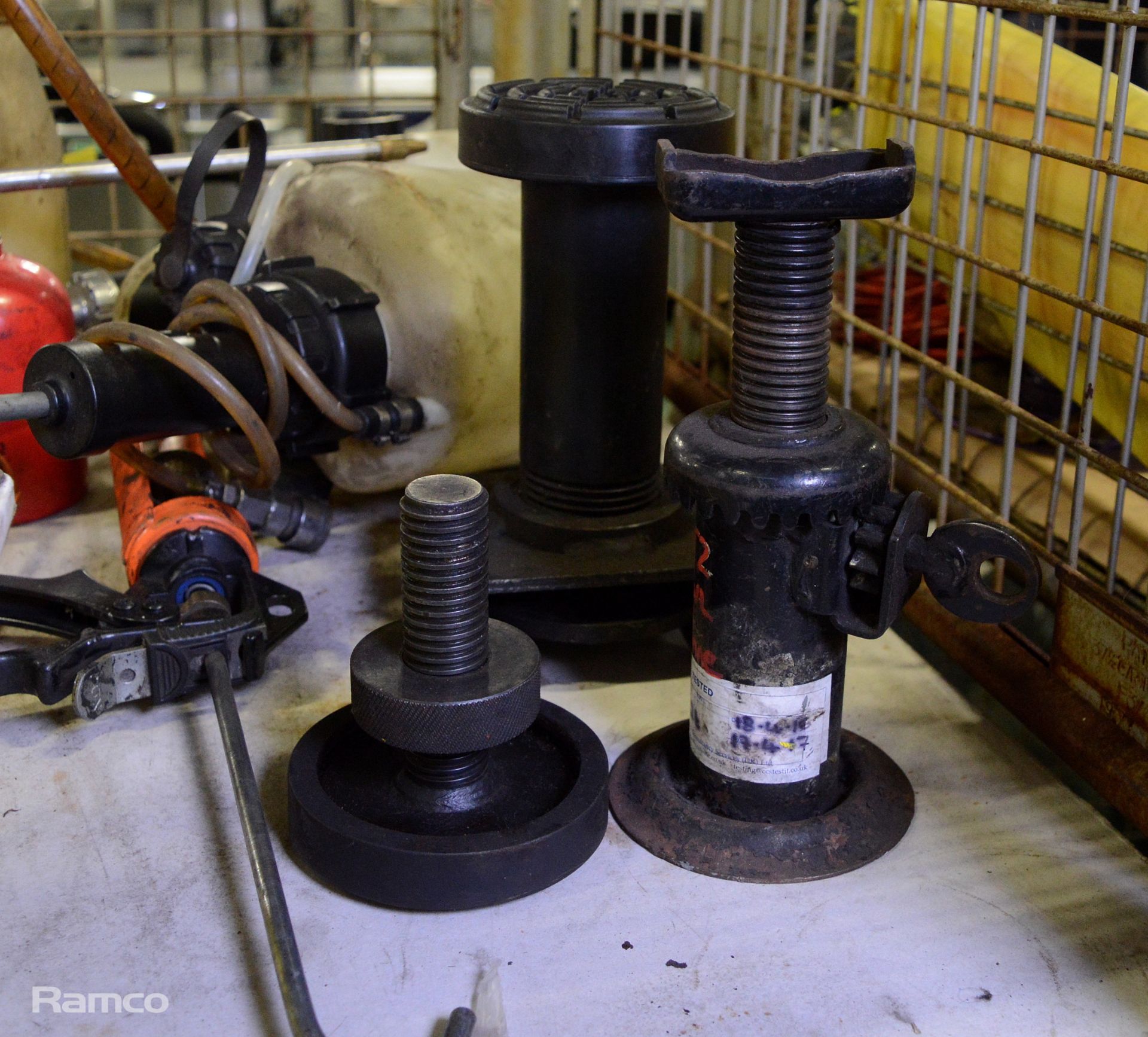 Mechanical / workshop tools - stands, hoses, oil cans - Image 11 of 12