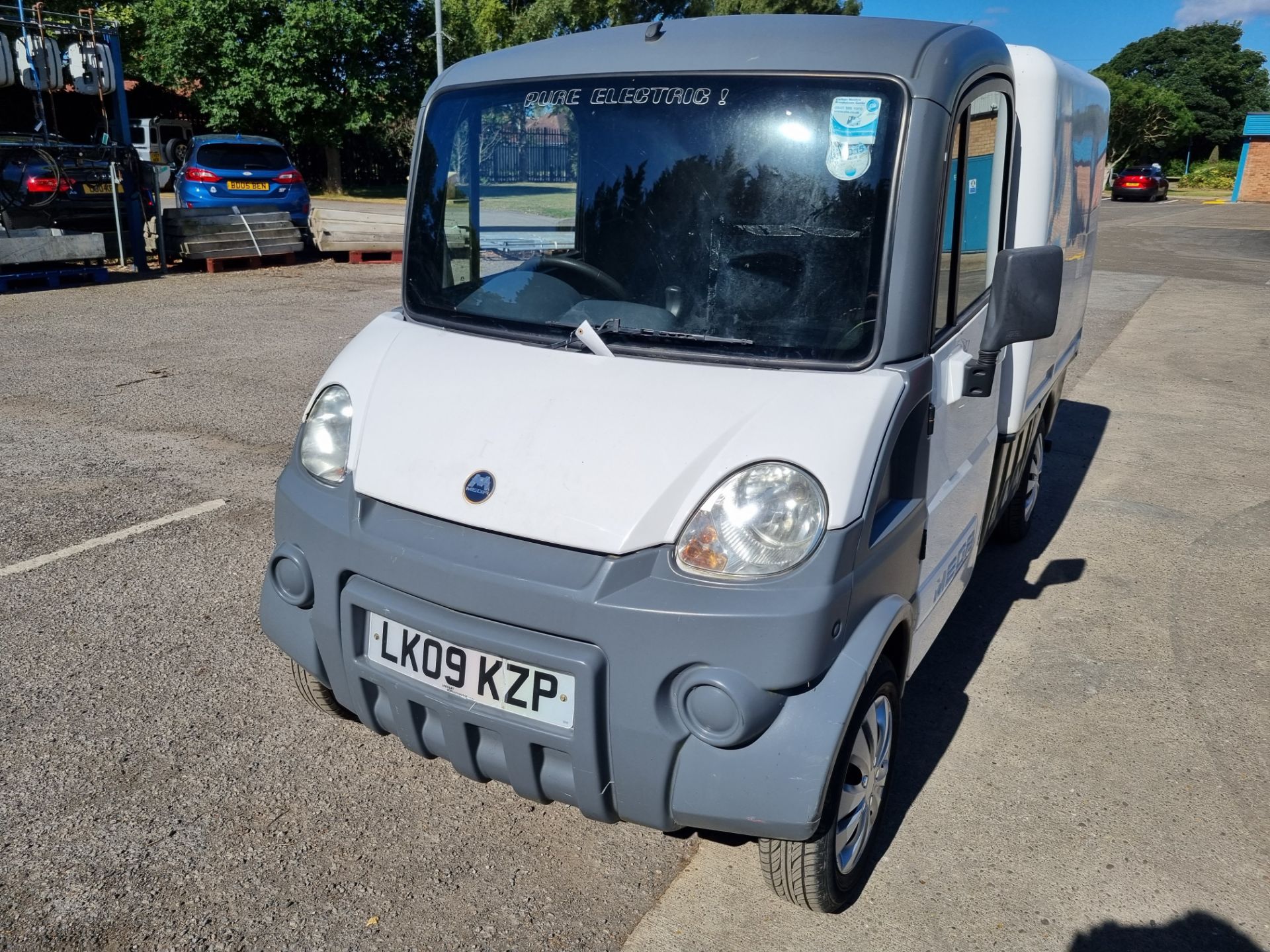 Aixam Mega 600 Electric Van - White - 2009 - 3.6 hours on brand new batteries - Image 22 of 24