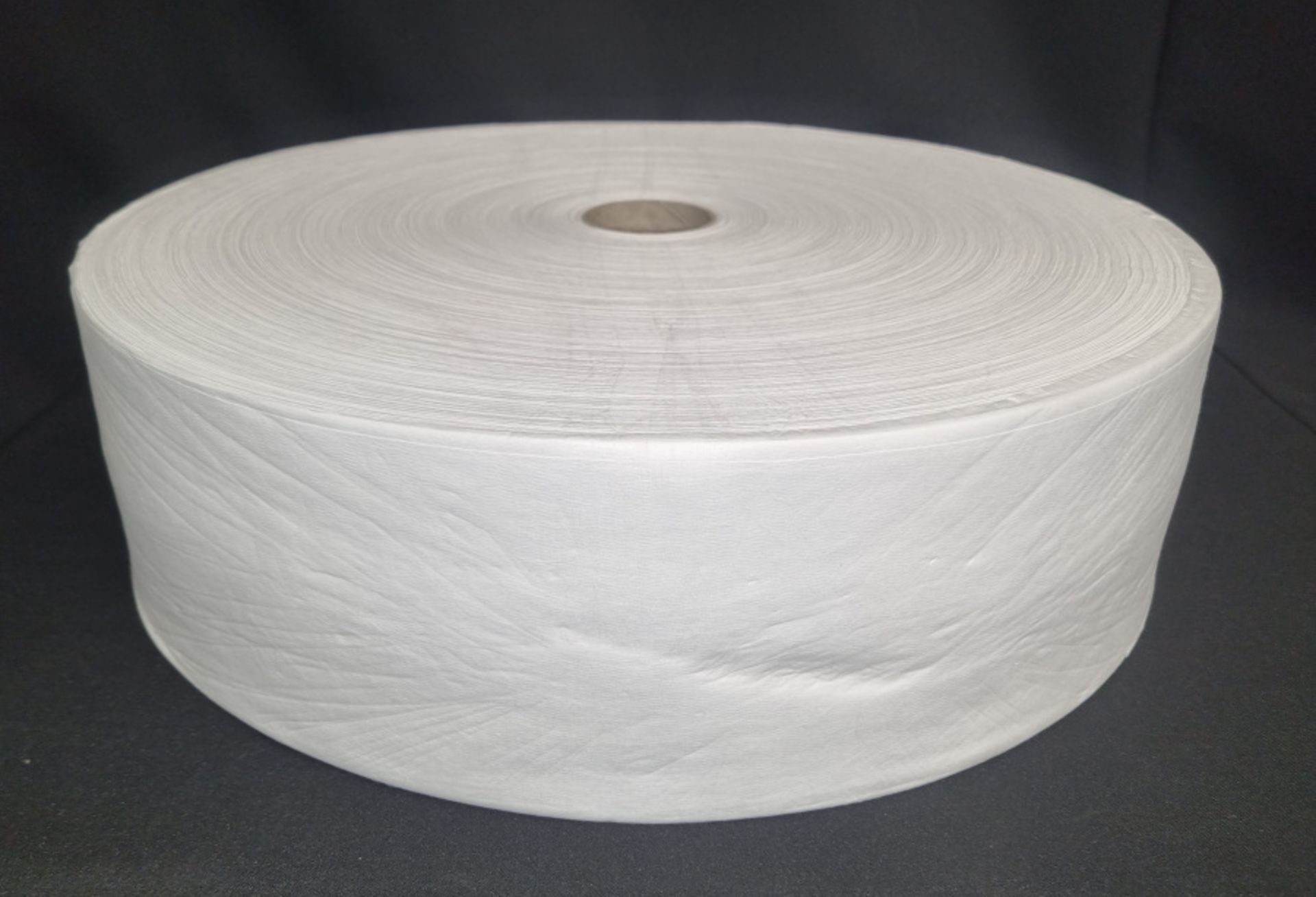 44x Rolls of 30GSM white Meltblown Polypropylene - L1500m - Image 3 of 4