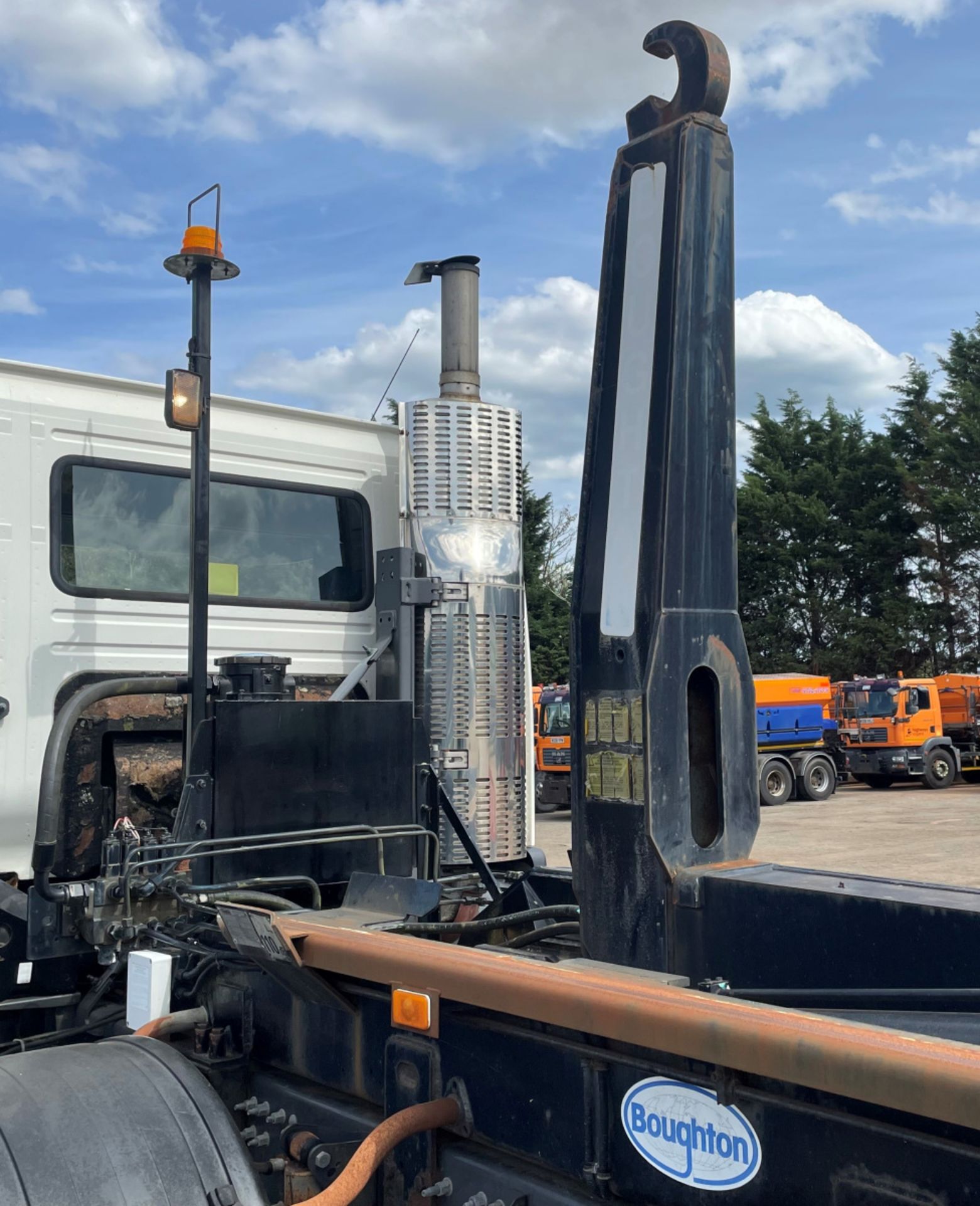 Volvo FM12 8X4 Multi Axle Rigid Skip Loader Lorry - 2005 - Diesel - 12130cc - Only 114444 miles - Image 9 of 33