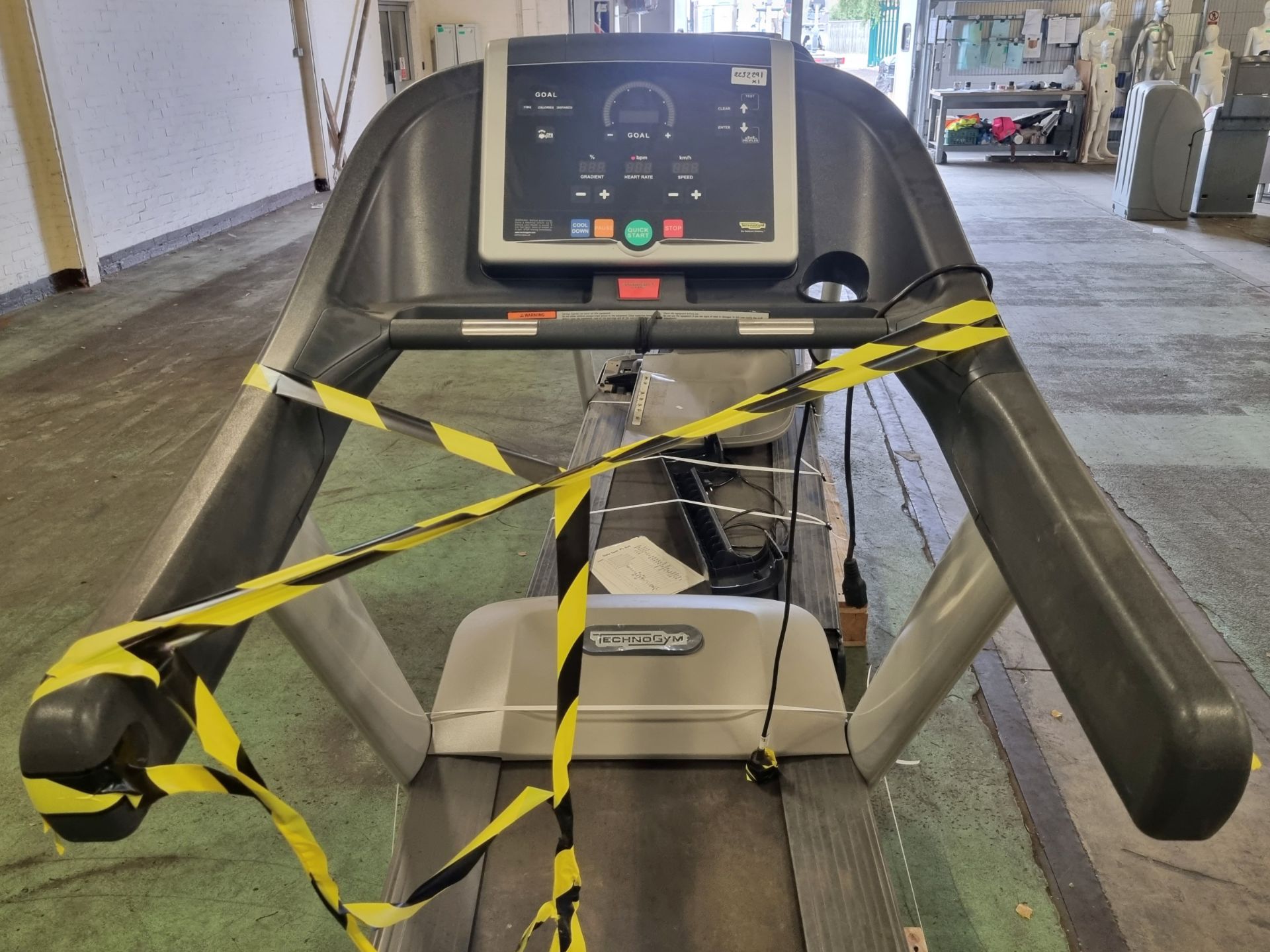 TechnoGym DAK6EL treadmill 230 x 95 x 150cm - Image 4 of 5