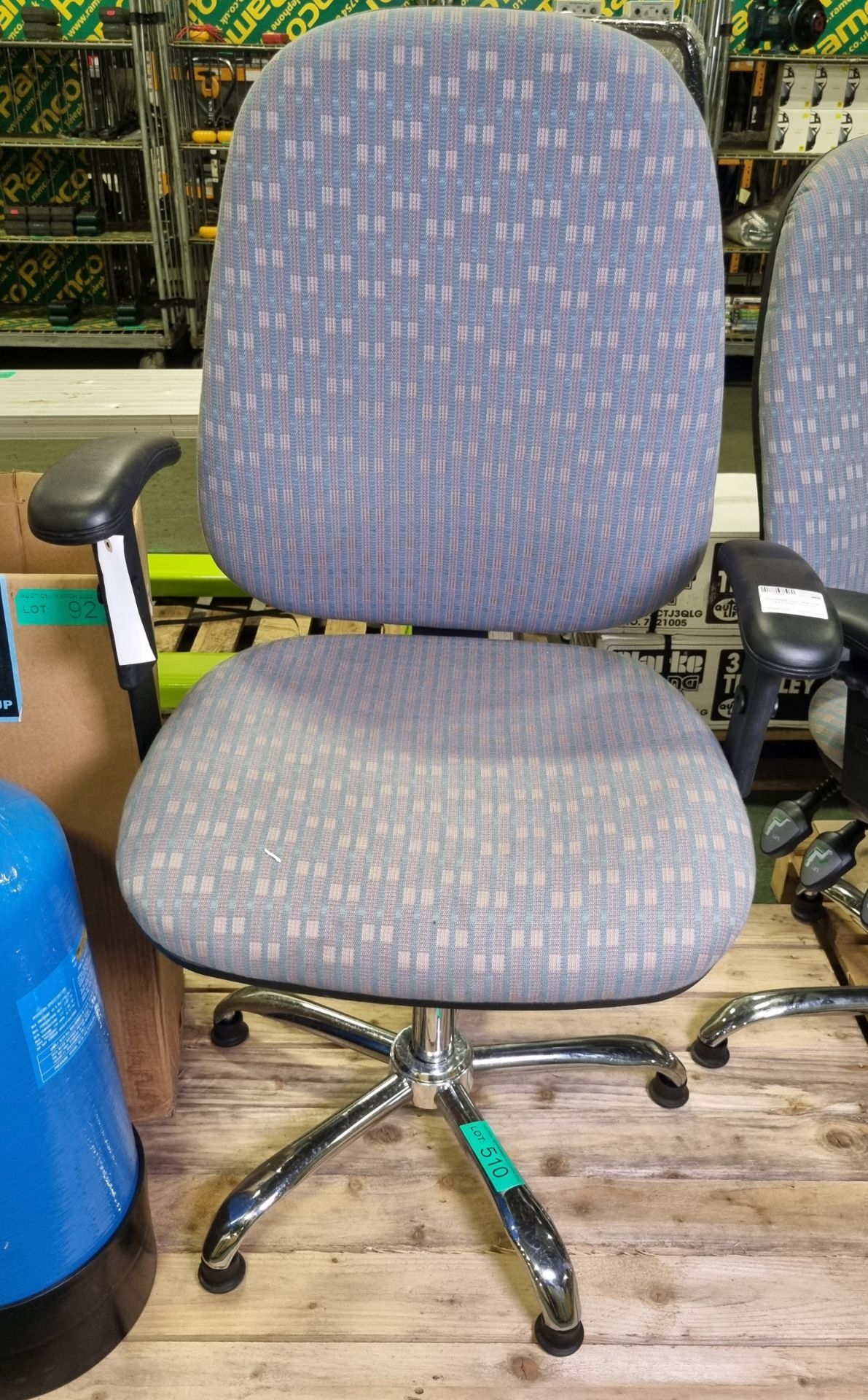 Adjustable rotary desk chair L64 x W64 x H120cm - Image 2 of 2