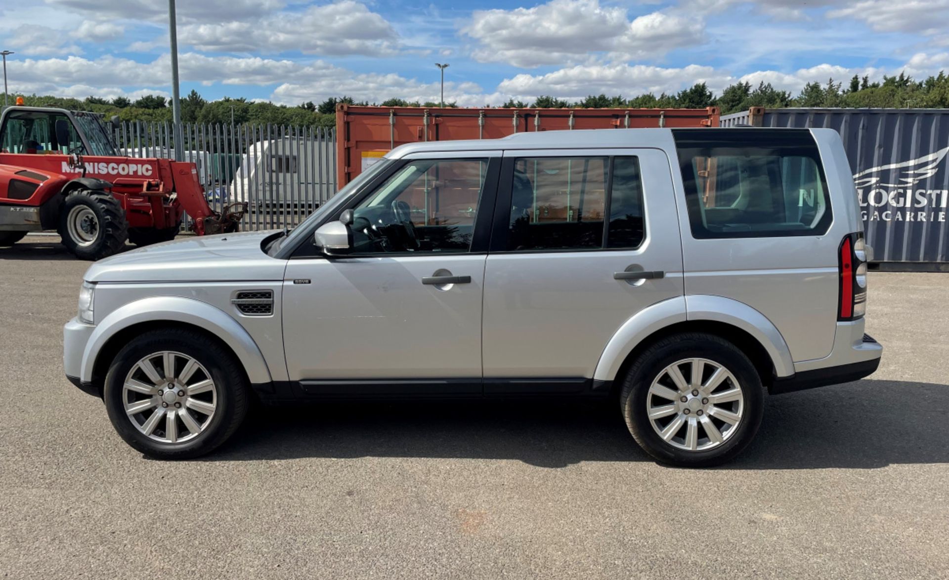 Land Rover Discovery SDV6 SE - 2015 - Automatic - Diesel - 2993cc 6 Cylinder engine - LJ15 LTE - Image 2 of 29