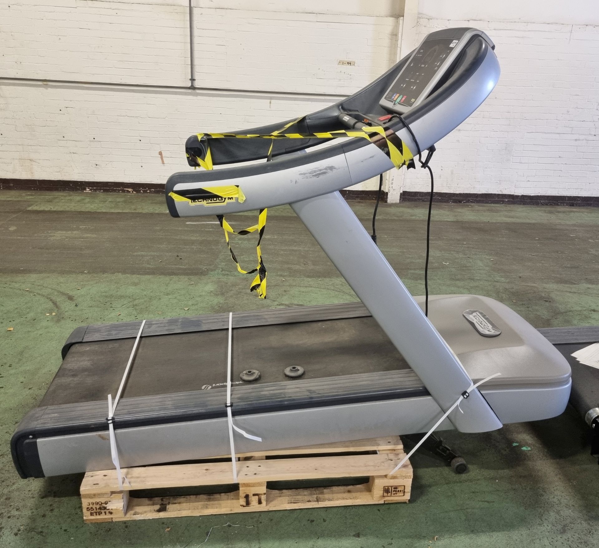 TechnoGym DAK6EL treadmill 230 x 95 x 150cm