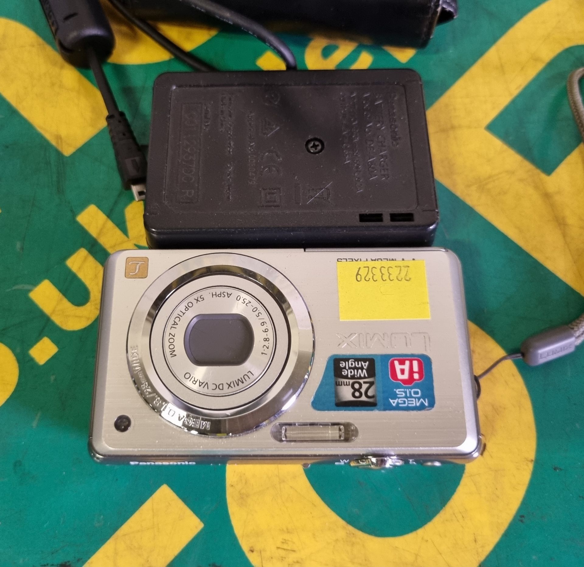 Panasonic Lumix FS11 digital camera & accessories - Image 2 of 4