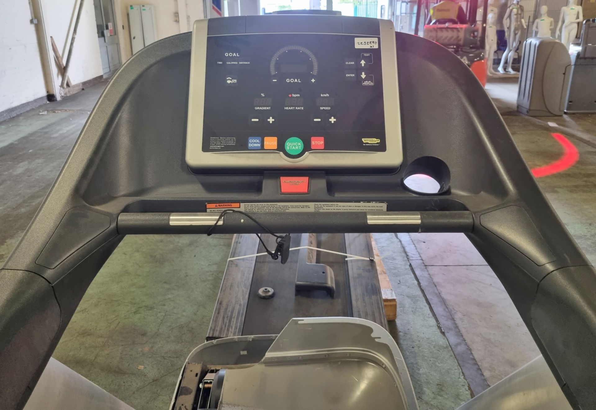 TechnoGym DAK6EL treadmill 230 x 95 x 150cm - Image 5 of 5