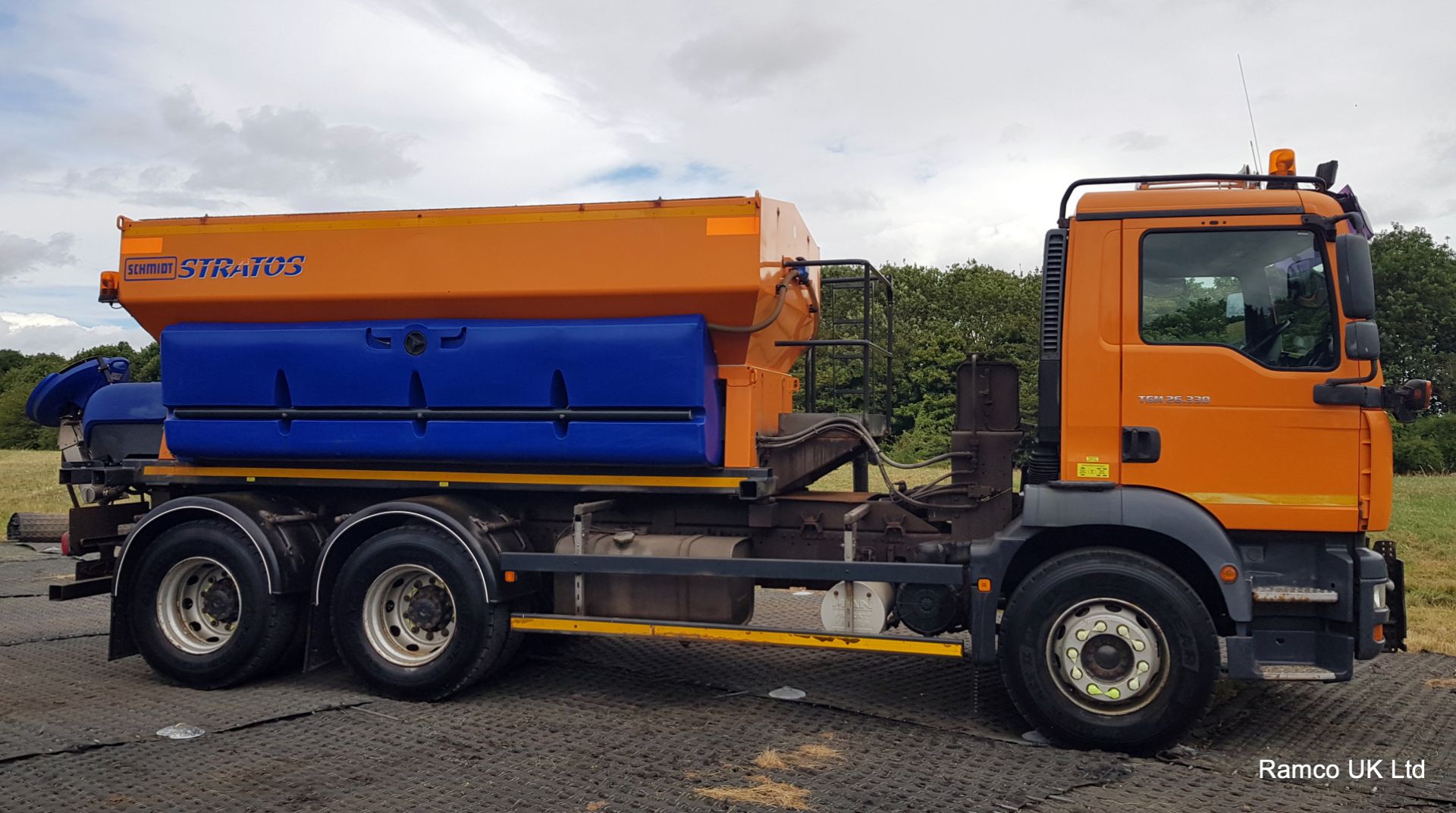 2008 (reg WX08 XLD) MAN TGM 26.330 6x4 with Schmidt Stratos 9m3 pre-wet gritter mount. - Image 2 of 24