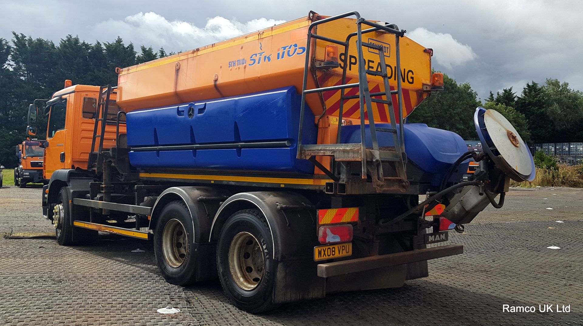 2008 (reg WX08 VPU) MAN TGM 26.330 6x4 with Schmidt Stratos 9m3 pre-wet gritter mount. - Image 5 of 22